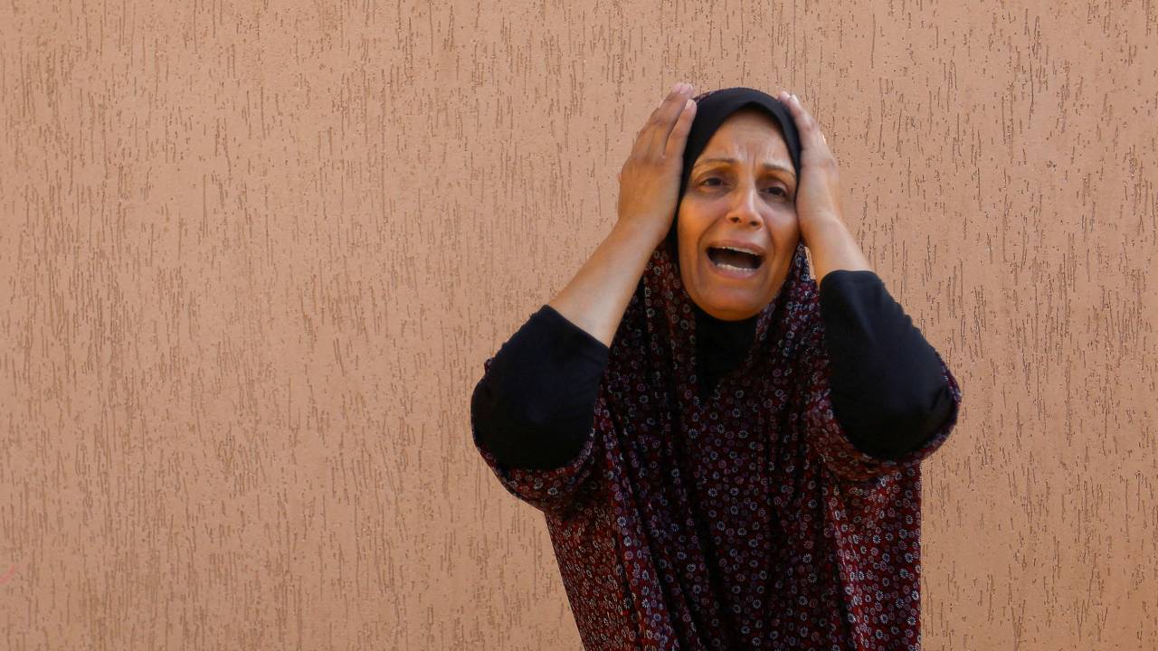 A Palestinian woman reacts in the aftermath of Israeli strikes, in Khan Younis in the southern Gaza Strip, October 14, 2023. REUTERS/Ibraheem Abu Mustafa TPX IMAGES OF THE DAY
