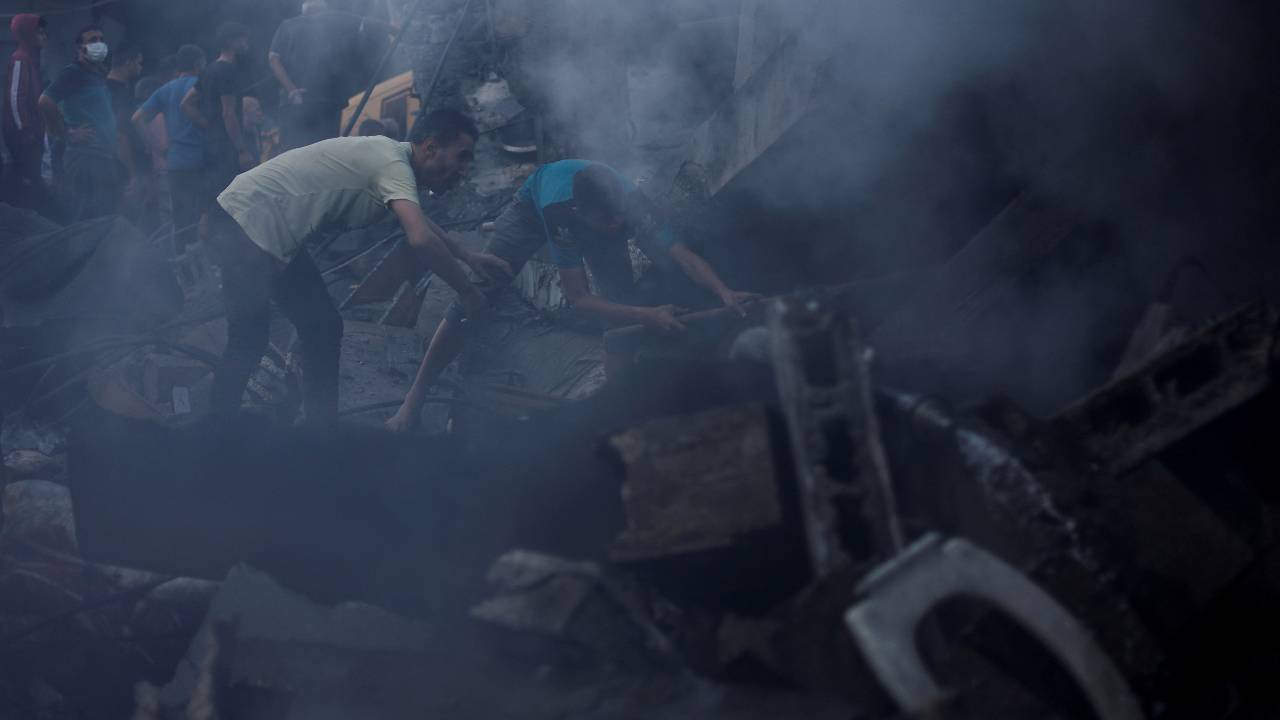 Palestinians search for casualties under the rubble in the aftermath of Israeli strikes in Khan Younis. /Mohammed Salem/Reuters