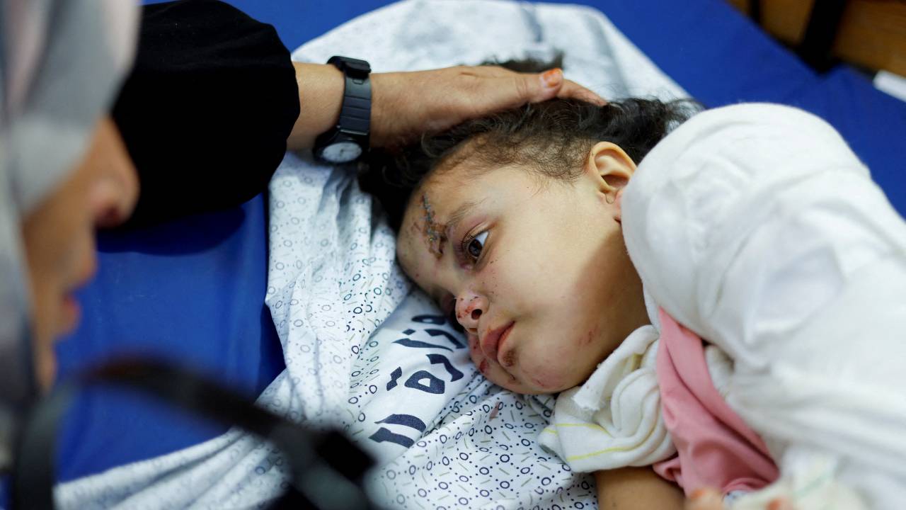 Palestinian girl Fulla Al-Laham, 4, who was wounded in an Israeli strike that killed 14 family members, including her parents and all her siblings, at a hospital in Khan Younis in the southern Gaza Strip. /Mohammed Salem/Reuters