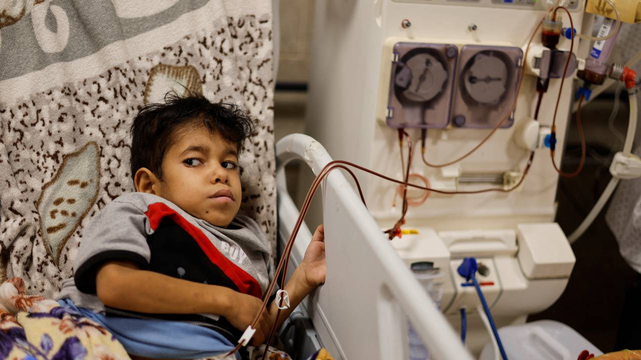A Palestinian kidney patient lies on a hospital bed as health officials say they are running out of fuel to operate dialysis devices, amid the ongoing Israeli-Palestinian conflict. /Mohammed Salem/Reuters