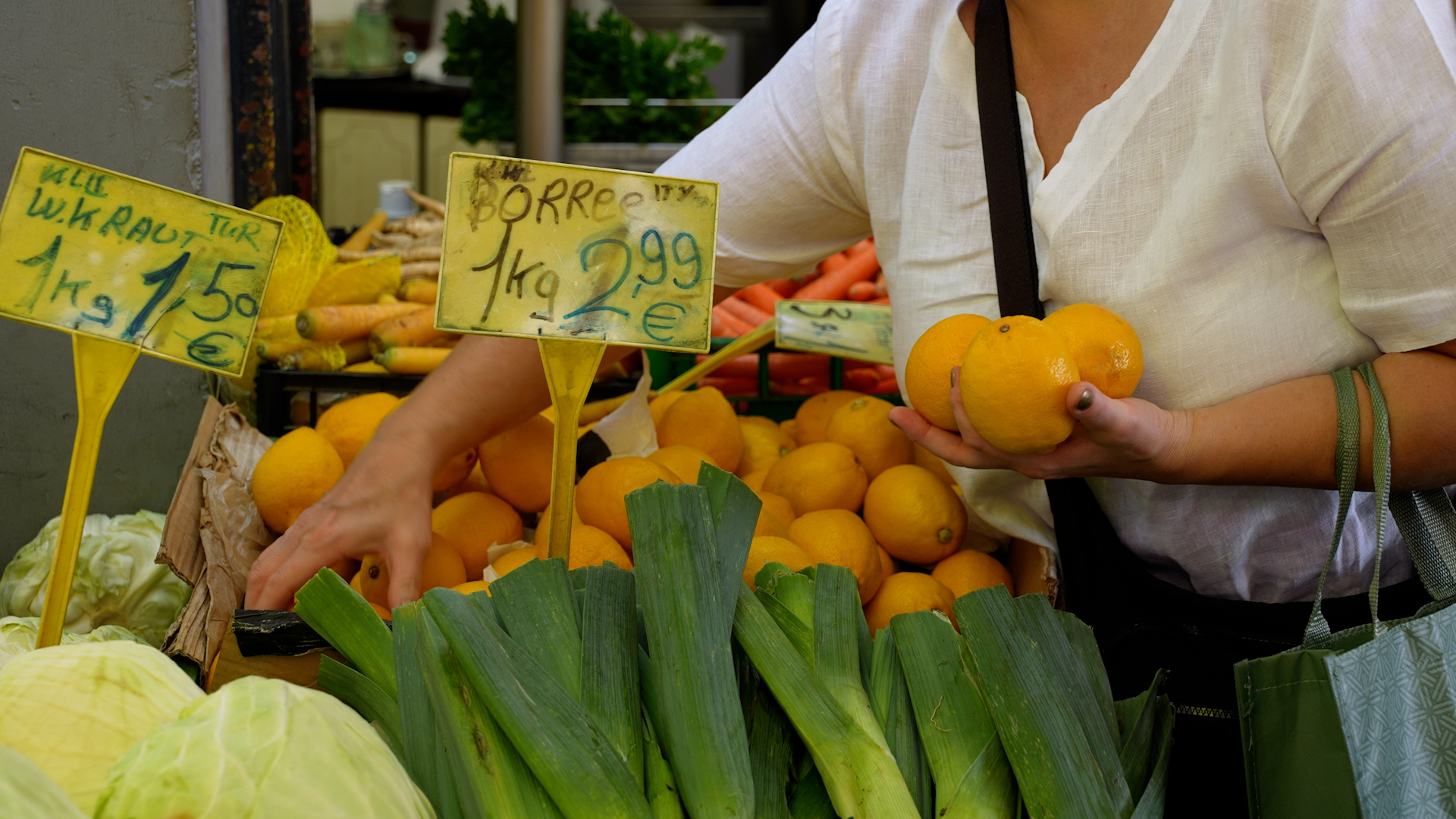 Different from some supermarkets, local market stands let you choose the exact quantity of products. /CGTN/Toth 