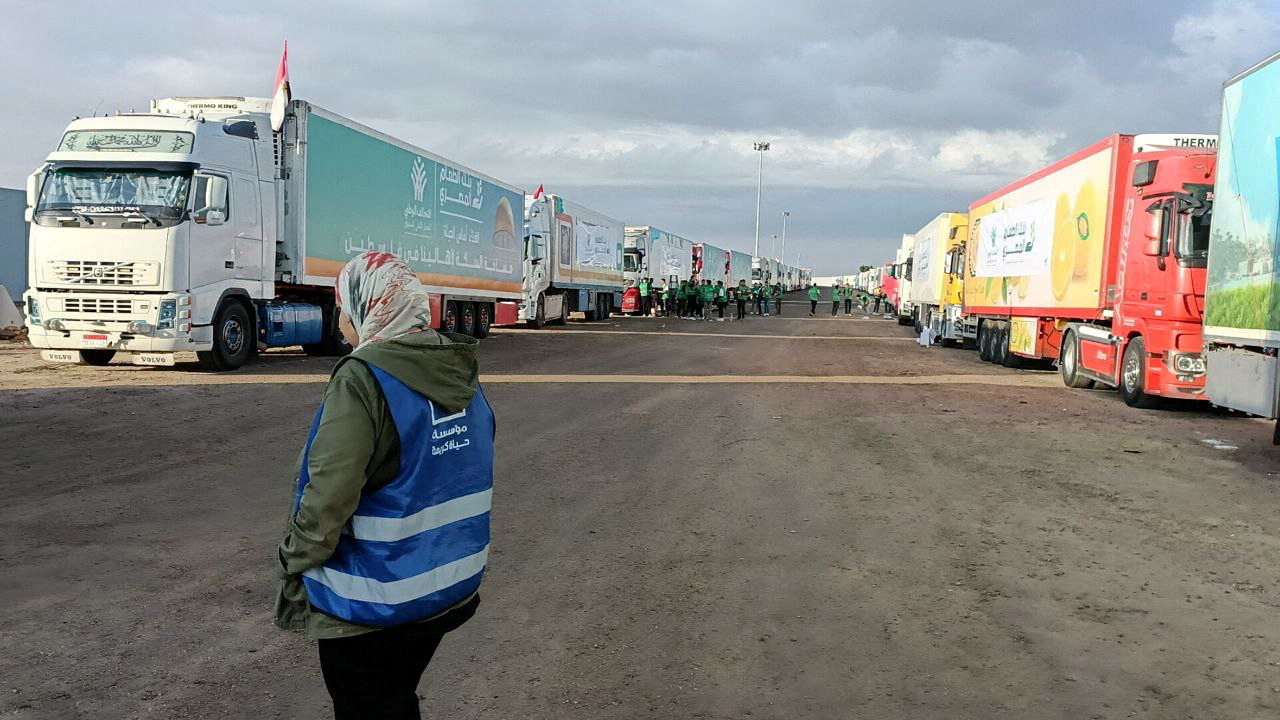 Trucks carrying humanitarian aid from Egyptian NGOs for Palestinians, wait for the reopening of the Rafah crossing at the Egyptian side, to enter Gaza. /Reuters/Stringer