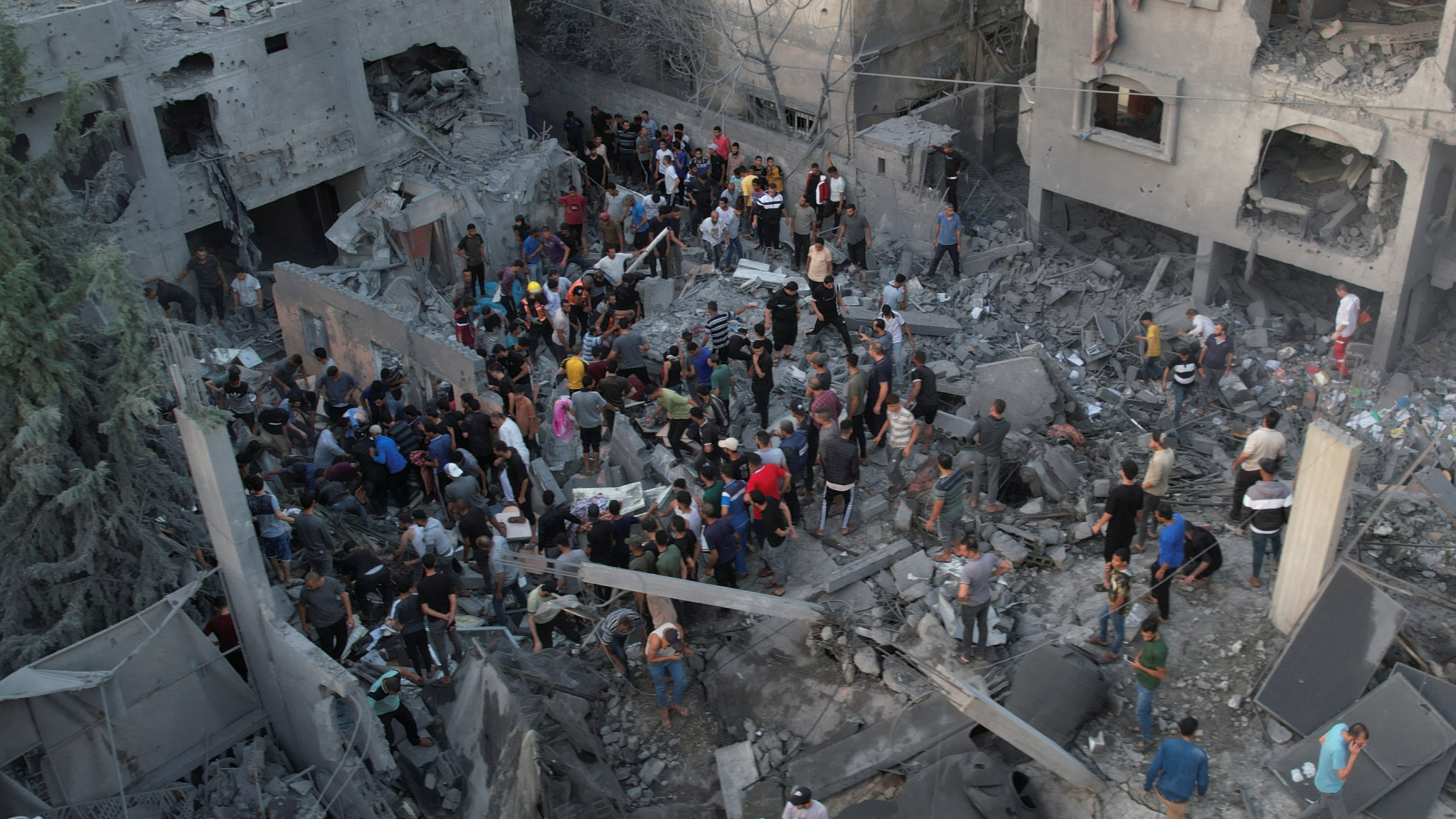 People gather at the site of Israeli strikes on houses in the central Gaza Strip on Wednesday. /Mohammed Fayq Abu Mostafa/Reuters