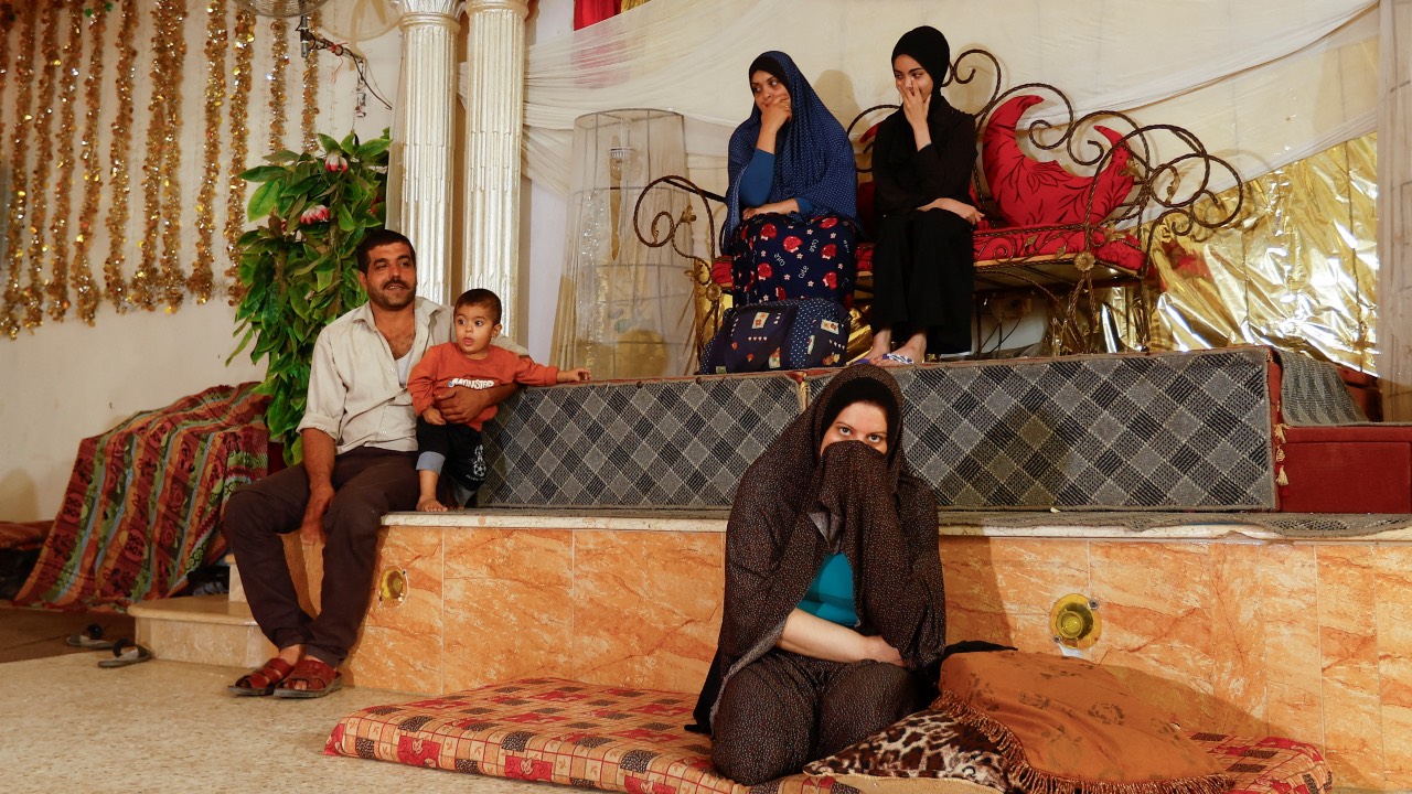 Palestinians, who fled their house amid Israeli strikes, seek shelter in a wedding hall after Israel's call for more than 1 million civilians in northern Gaza to move south, in Khan Younis in the southern Gaza Strip. /Ibraheem Abu Mustafa/Reuters