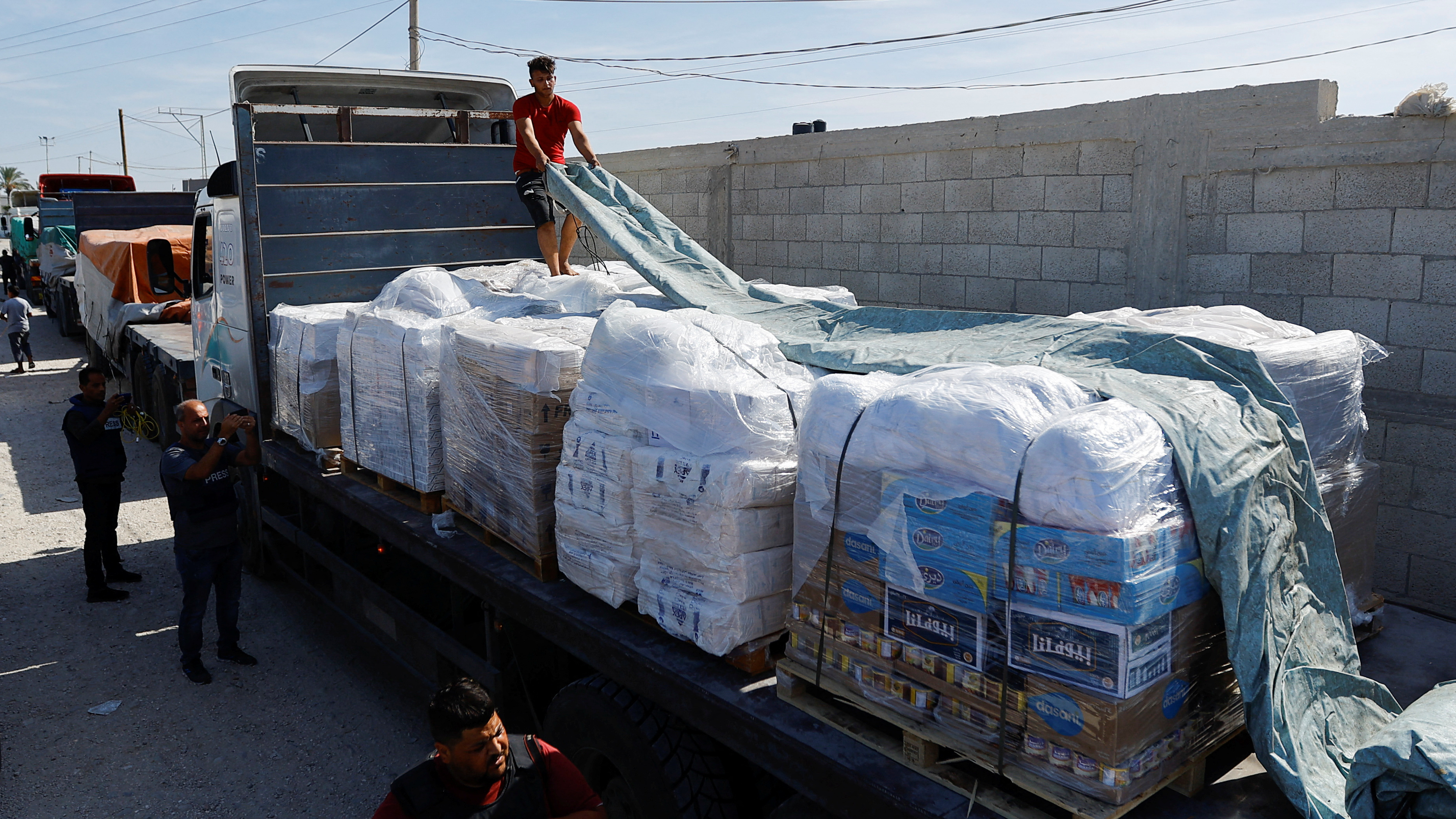 The first humanitarian aid convoy to be sent to Gaza has arrived through the Rafah border. /Reuters