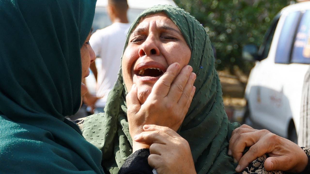 Mourners attend the funeral of Palestinians from the al-Astal family, who were killed in Israeli strikes, in Khan Younis, in the southern Gaza Strip. /Ibraheem Abu Mustafa/Reuters