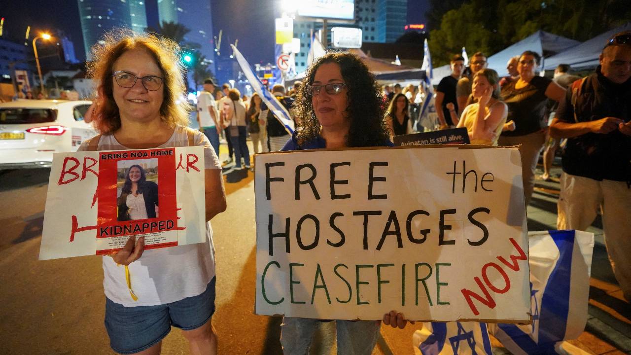 People hold placards during a demonstration to show solidarity with the families of hostages who are being held in Gaza. /Janis Laizans/Reuters

