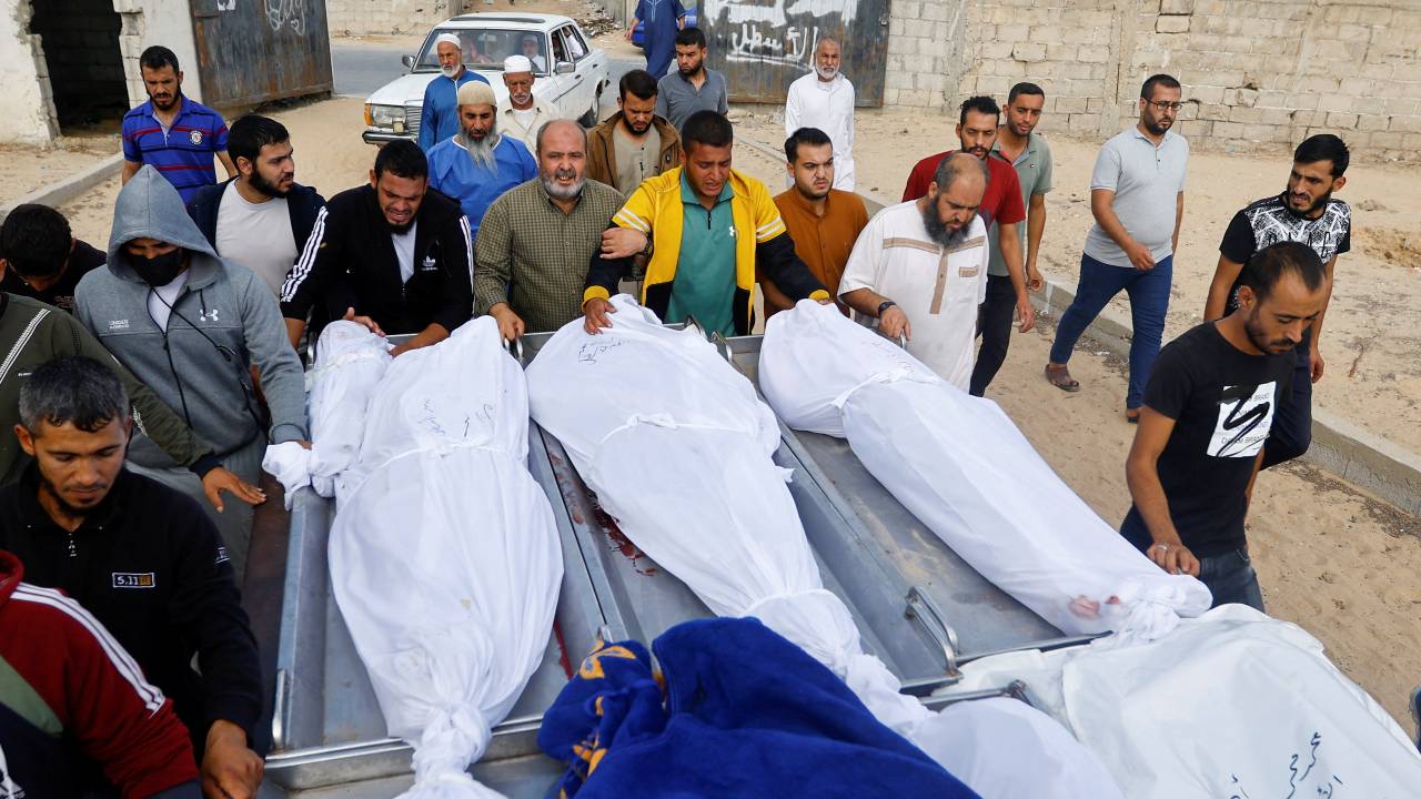 Mourners attend the funeral of Palestinians from the al-Astal family, who were killed in Israeli strikes in southern Gaza. /Ibraheem Abu Mustafa/Reuters