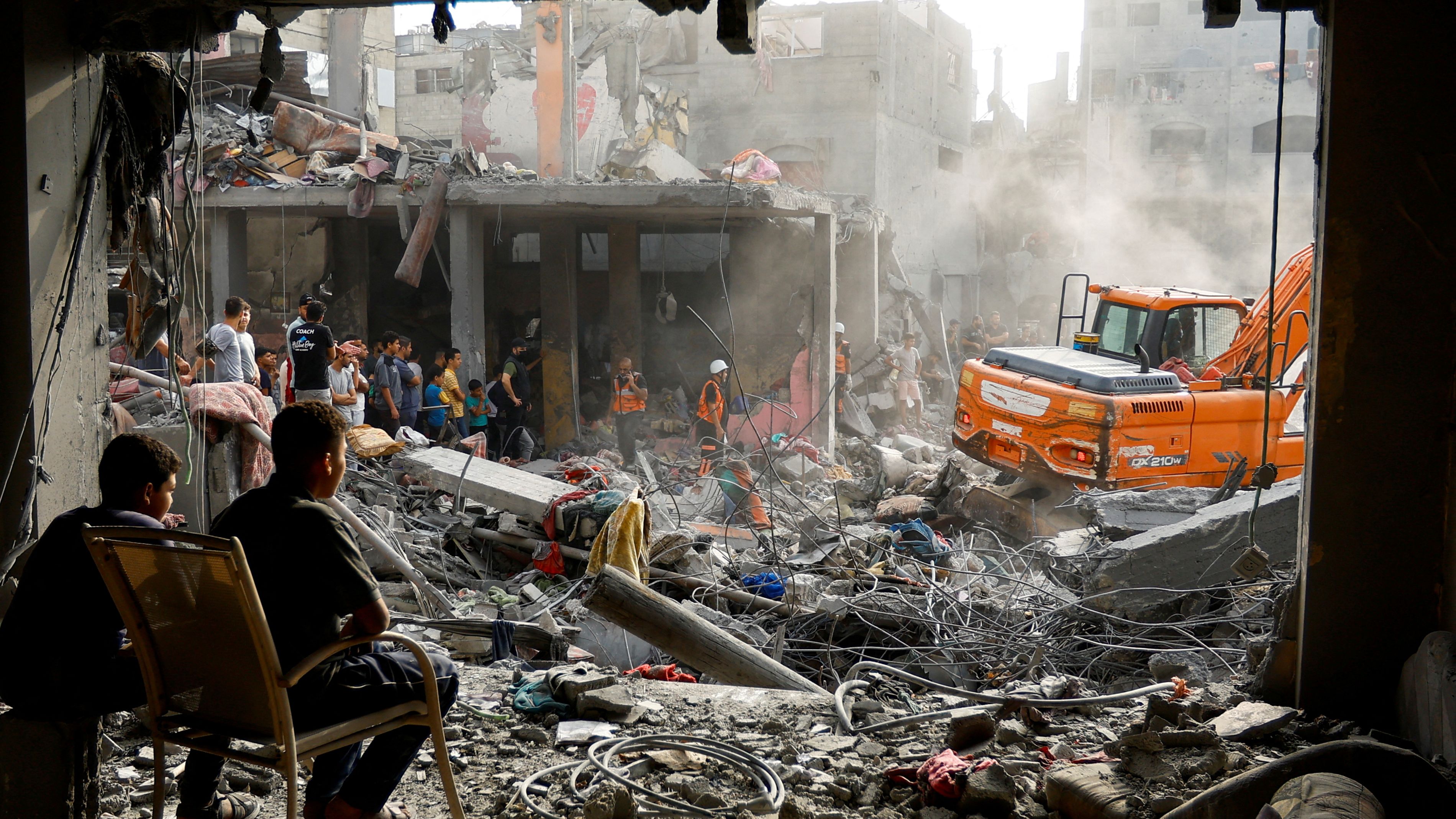Israeli air strikes hit Khan Younis in the southern Gaza Strip on Wednesday. /Ibraheem Abu Mustafa/Reuters