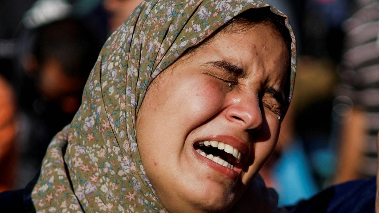 A woman mourns during a funeral for Palestinians killed by Israeli strikes in Khan Younis in the southern Gaza Strip. /Mohammed Salem/Reuters