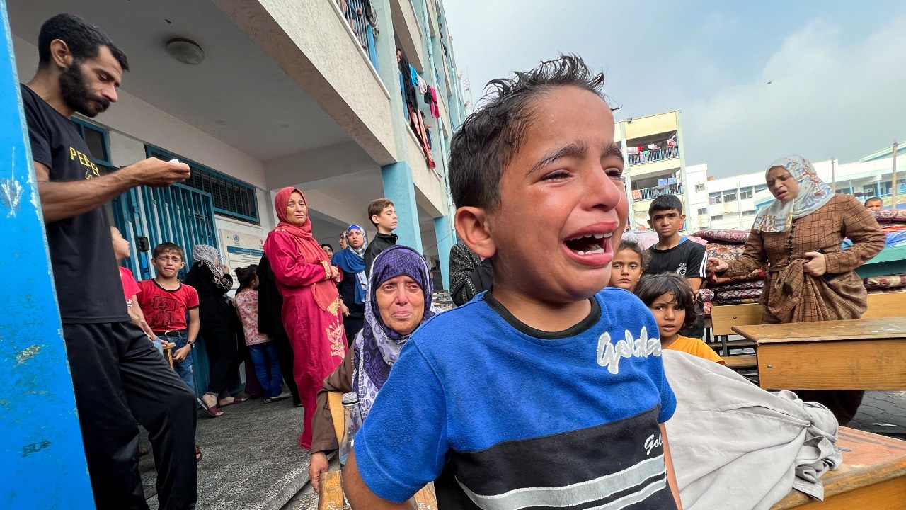 A Palestinian boy cries at a UN-run school sheltering displaced people, following an Israeli strike, in Jabalia in the northern Gaza Strip. /Fadi Whadi/Reuters