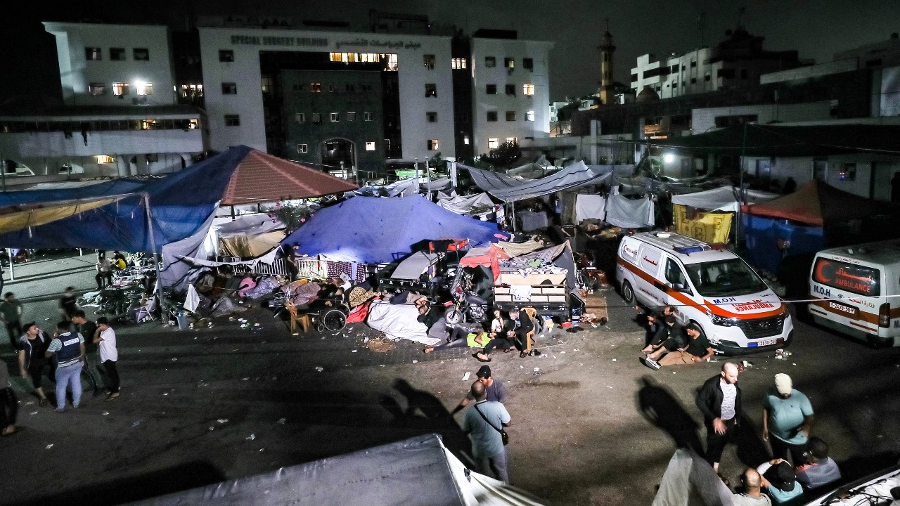 People wait in tent shelters in the darkness as fuel for electricity generation runs out, outside Al-Shifa hospital in Gaza City. /Dawood Nemer/AFP
