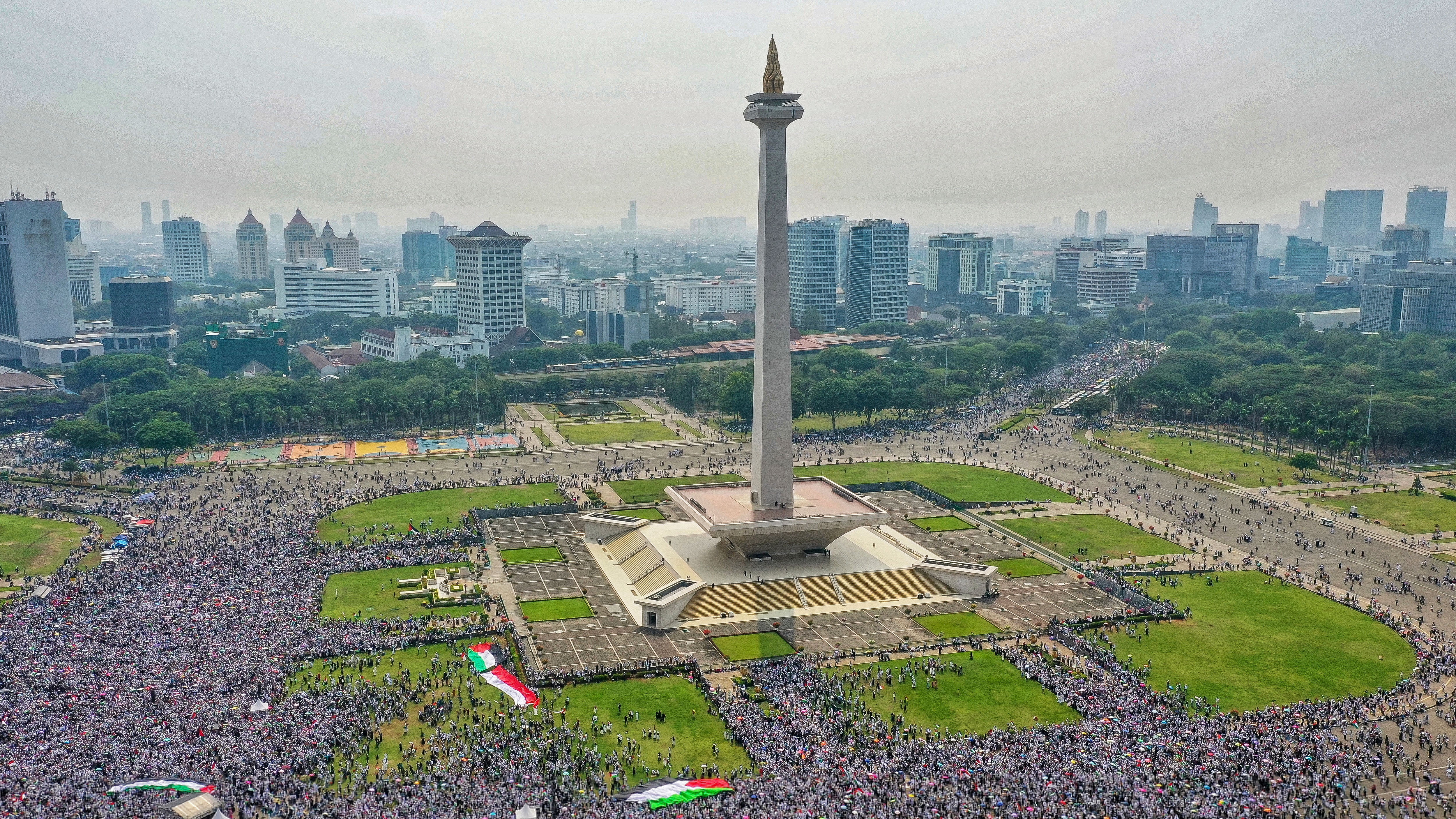People gather at Jakarta's National Monument (Monas) to attend a rally supporting Palestinians in Gaza. /Antara Foto/Muhbas S/via Reuters