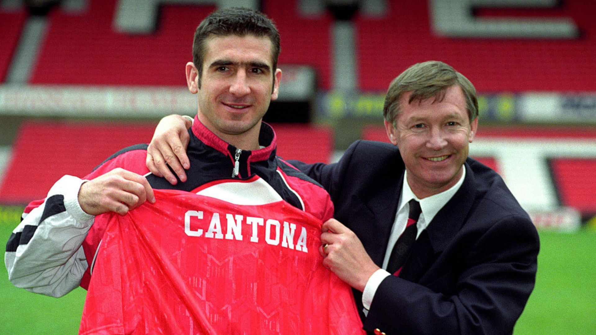 Cantona poses for a photo with manager Alex Ferguson on the day he joined Manchester United in November 1992. /CFP