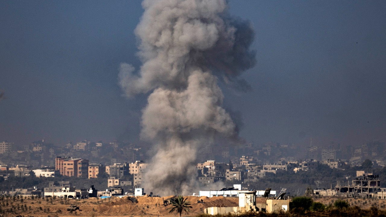 Smoke rises from northern Gaza after Israeli strikes, amid ongoing battles between Israel and the Palestinian Hamas movement. /Aris Messinis/AFP