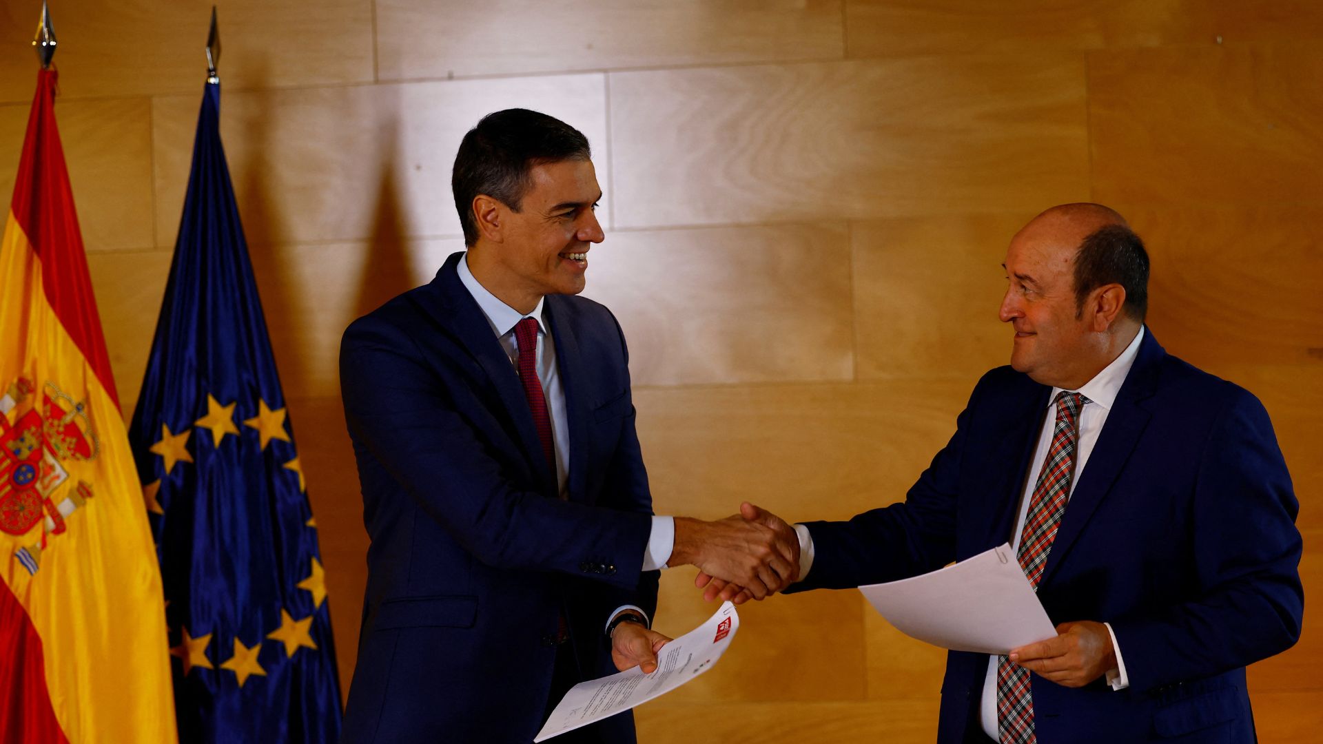Sanchez shakes hands with Andoni Ortuzar, president of the Basque Nationalist Party (PNV) after signing an agreement that will support Sanchez's bid to clinch another term in office. /Susana Vera/Reuters