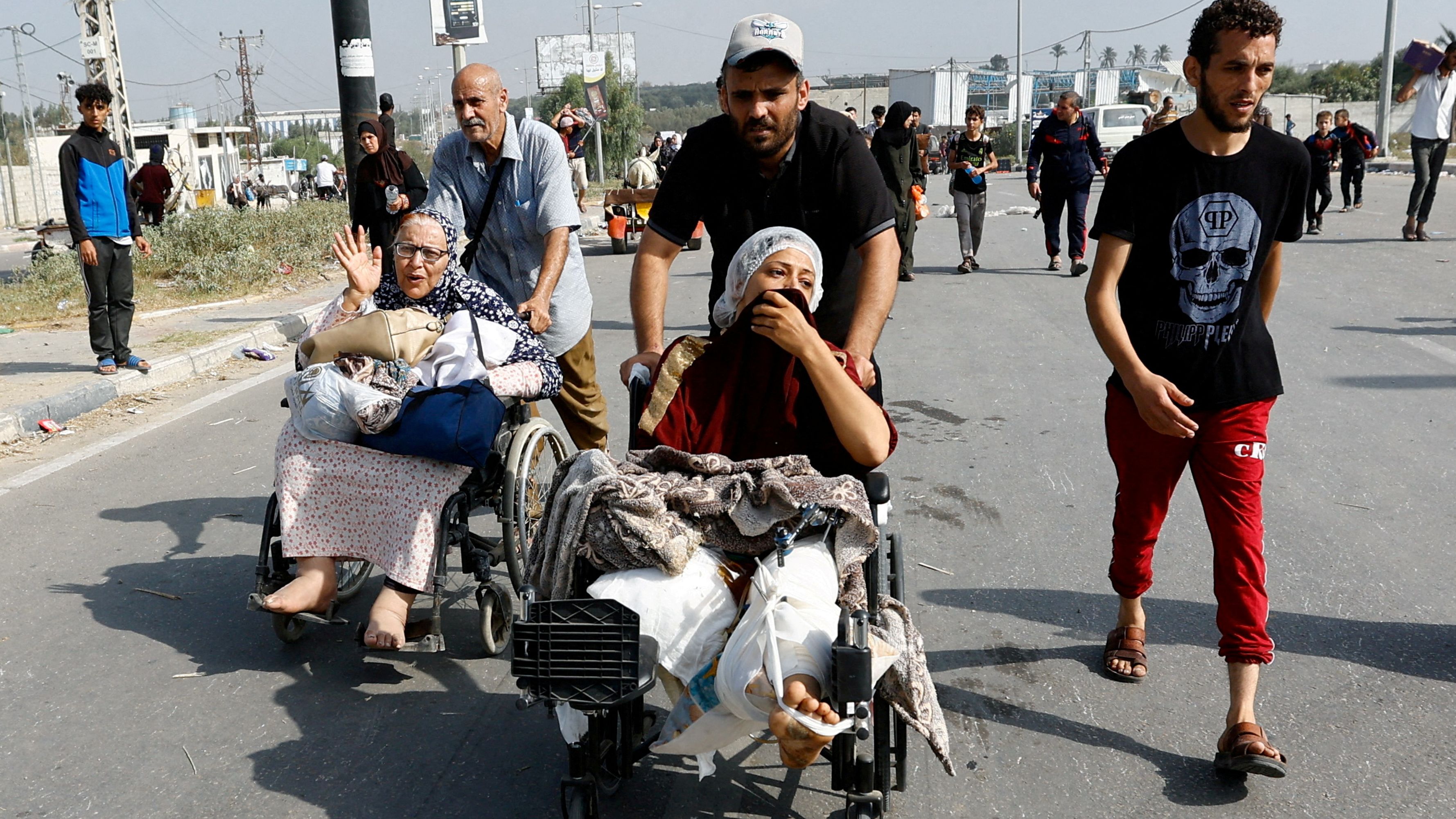 Palestinian women injured in an air strike had to leave Al-Shifa hospital after the attacks./ Ibraheem Abu Mustafa/Reuters