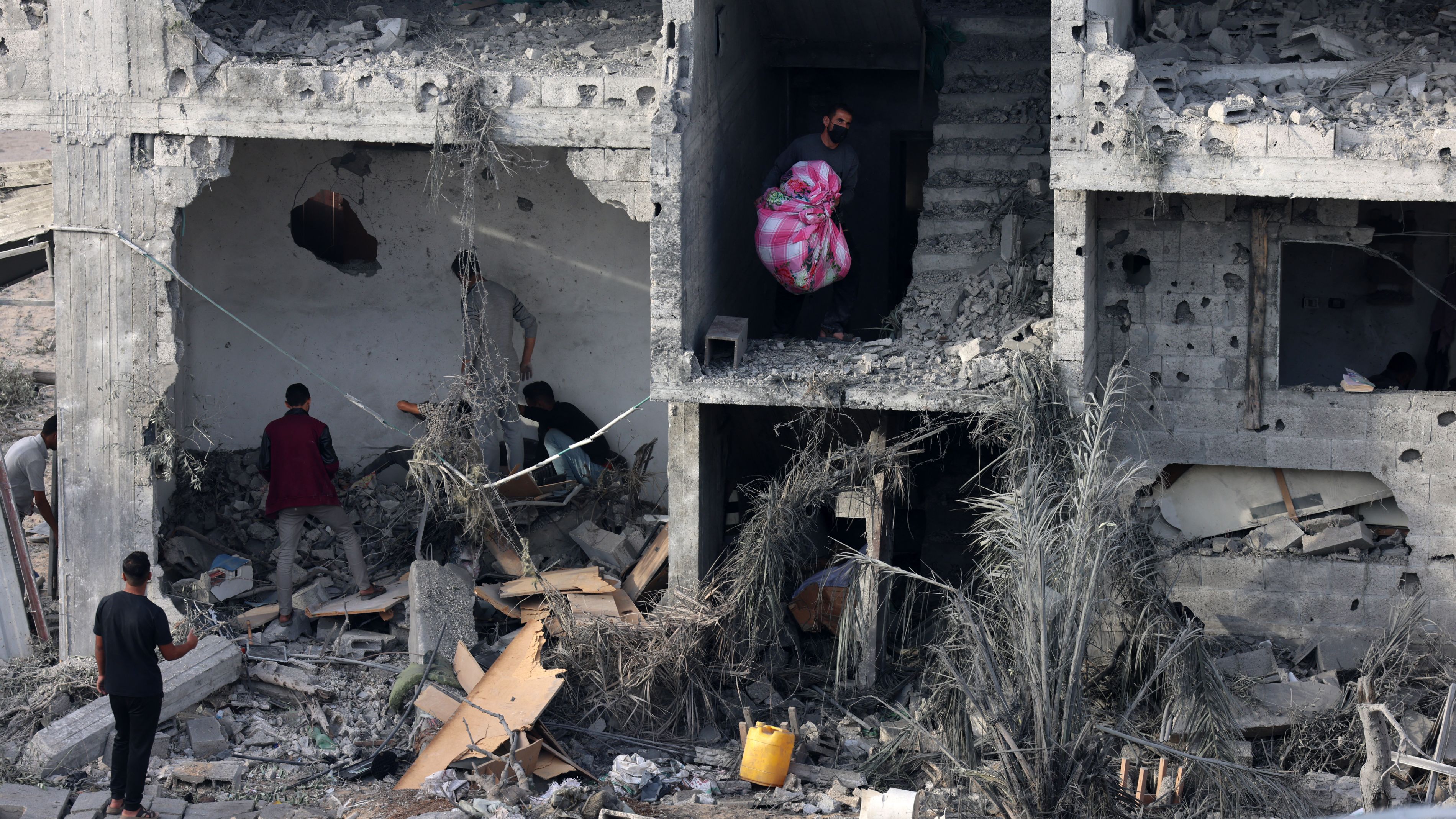 People salvage belongings after an air strike in the Gaza Strip./ Said Khatib/AFP