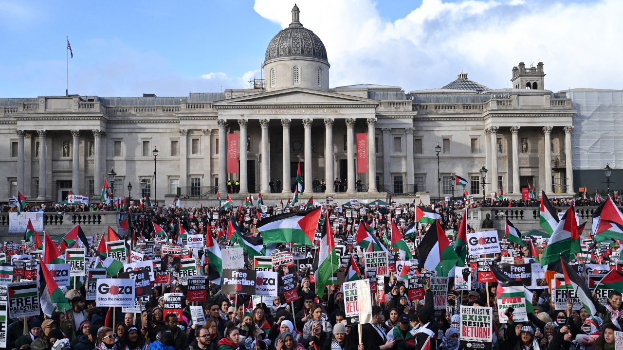 Protesters gather with placards and flags during the 'London Rally For Palestine' in Trafalgar Square, central London. /Justin Tallis/AFP