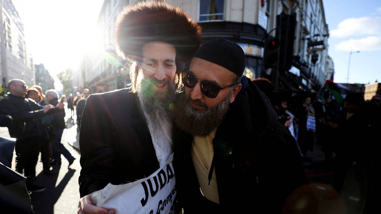A demonstrator hugs a Jewish man showing support during a protest in solidarity with Palestinians in Gaza in London. /Hollie Adams/Reuters
