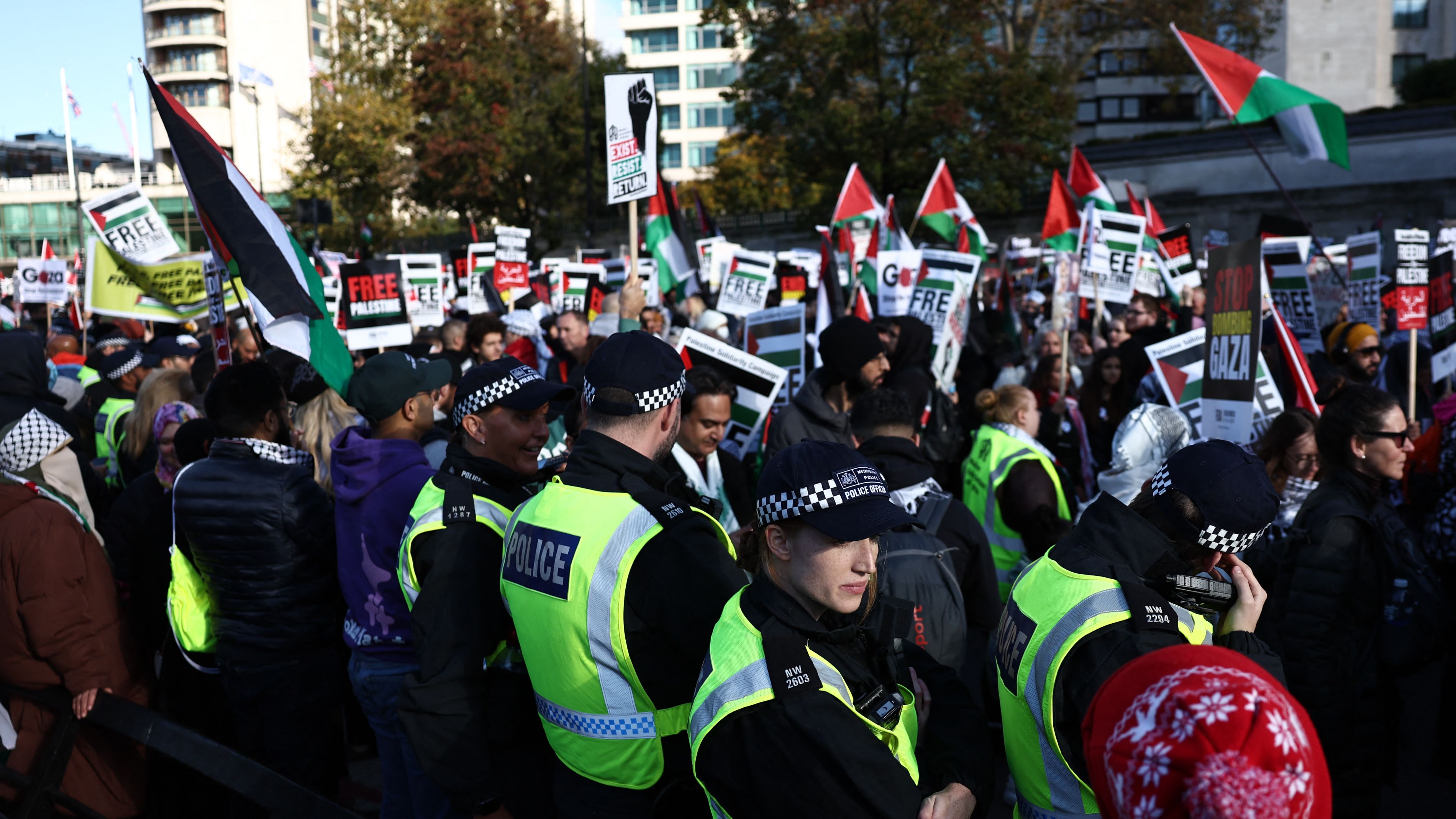 Police keep a close eye on protesters during the pro-Palestinian rally in London./ Henry Nicholls/AFP