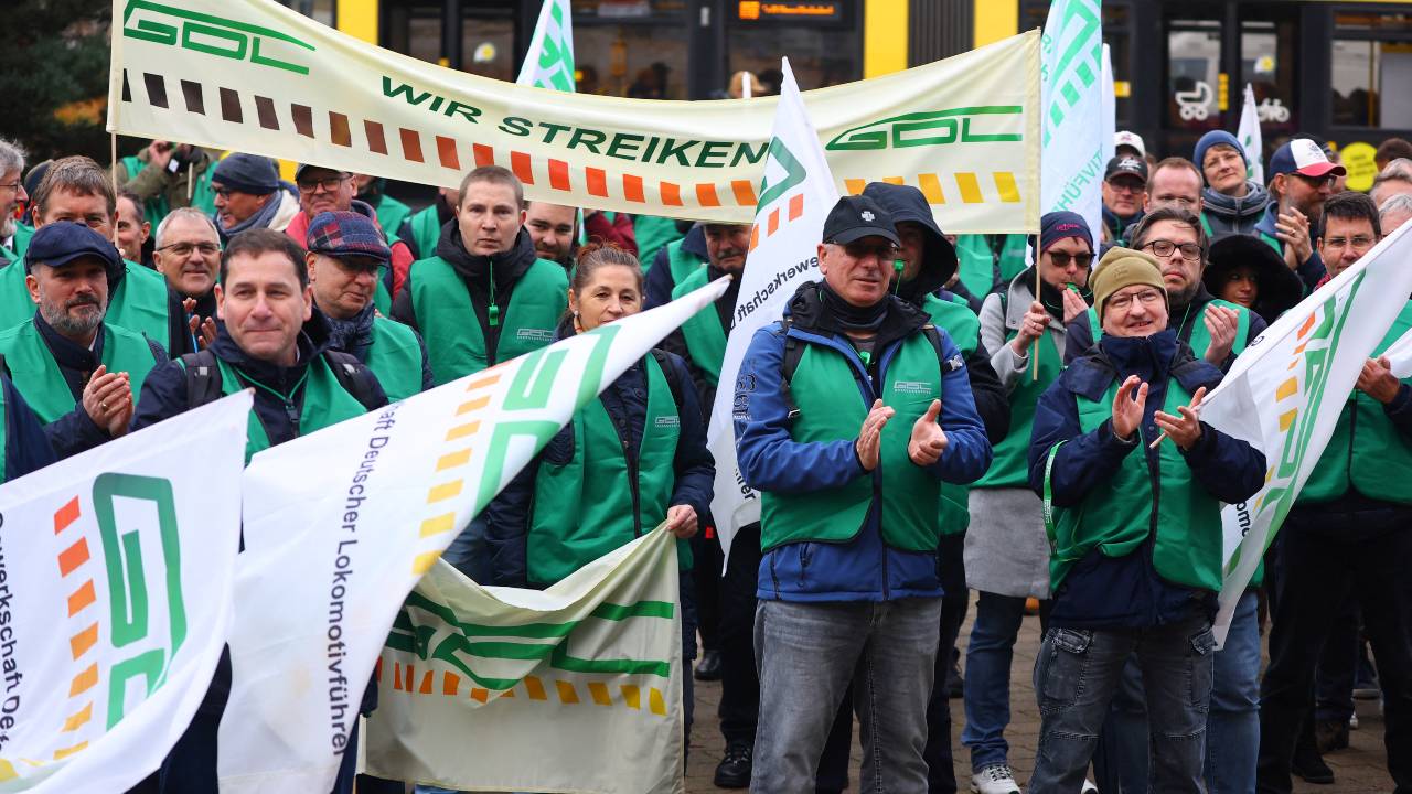 Demonstrators take part in a protest during a strike by Germany's GDL train drivers union demanding wage increases and shorter working week in Berlin. /Fabrizio Bensch/Reuters