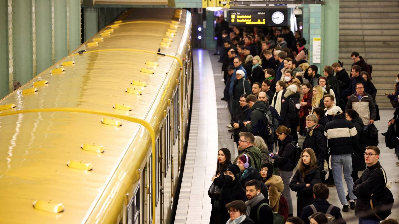 A platform at Berlin Alexanderplatz U Bahn is busy with passengers during a strike by Germany's GDL train drivers union. /Liesa Johannssen/Reuters