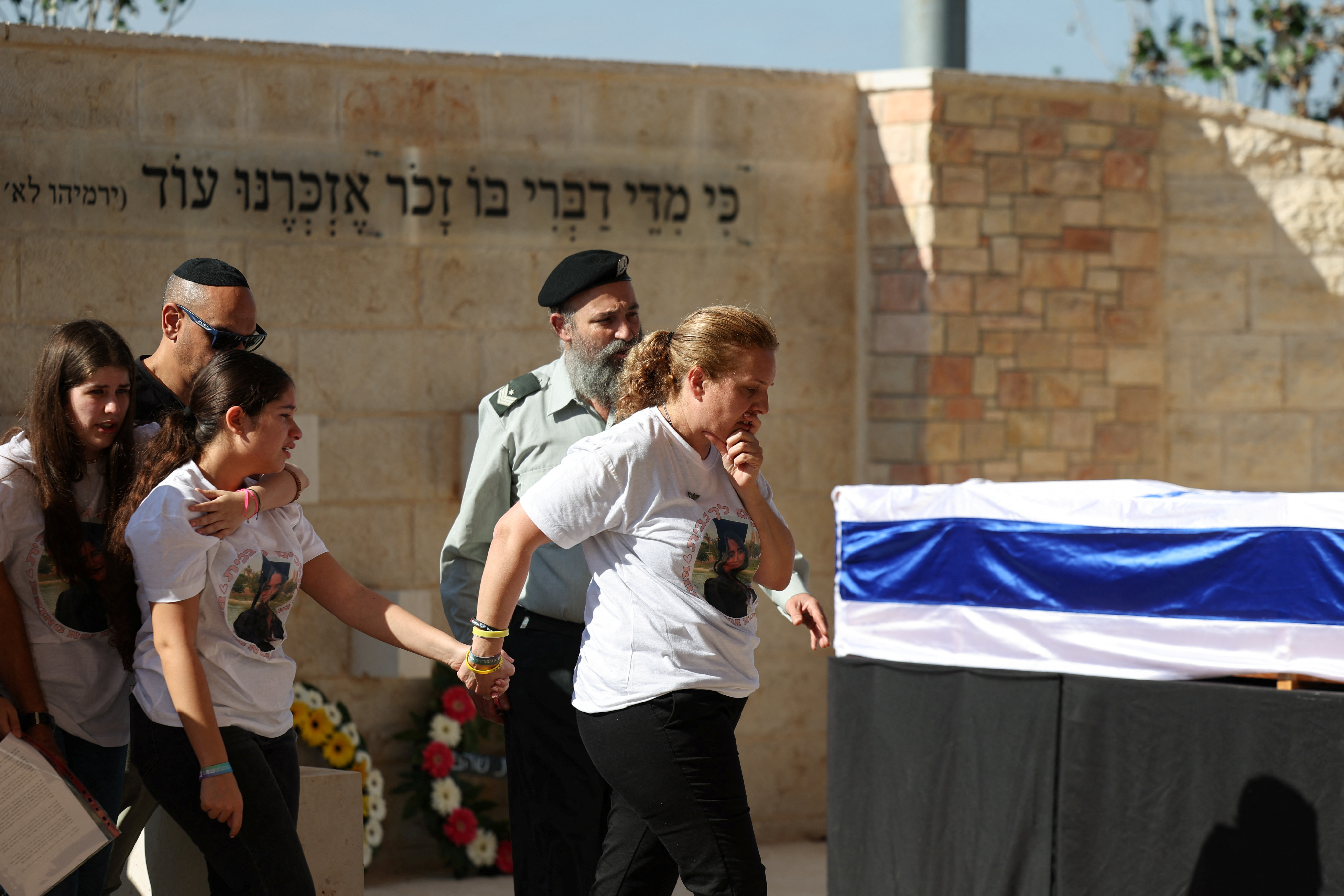 Friends and family mourn during Israeli soldier Noa Marciano's funeral after her remains were recovered near the Al Shifa Hospital. /Ronen Zvulun/Reuters
