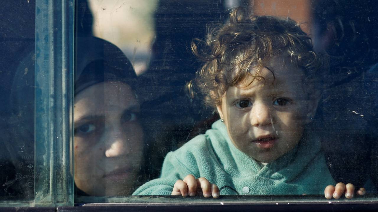 A Palestinian child looks out the window of a vehicle while fleeing north Gaza and moving southward. /Mohammed Salem/Reuters