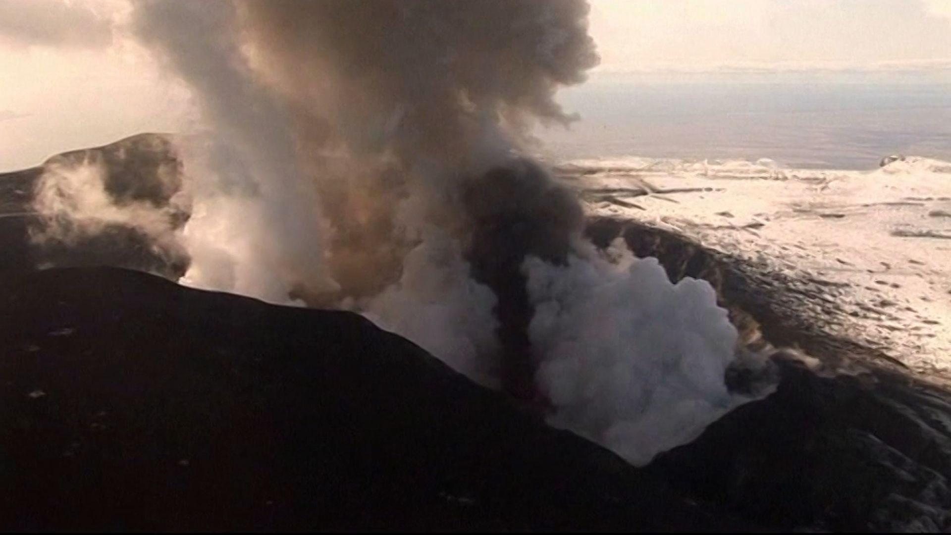2010's Eyjafjallajökull volcanic outburst caused more than 100,000 flight cancellations. /Reuters