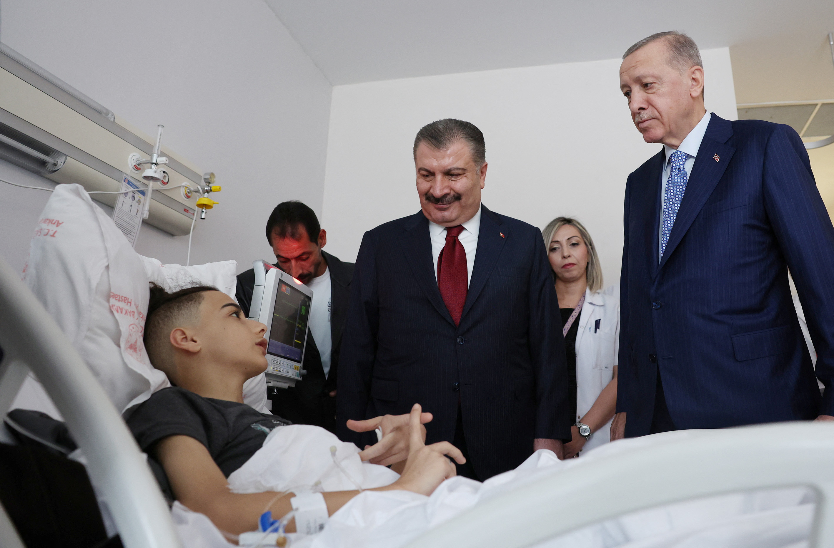 Turkish President Tayyip Erdogan and Health Minister Fahrettin Koca, visits a Palestinian cancer patient flown to Türkiye at Ankara's Bilkent City Hospital. /Presidential Press Office/ via Reuters 