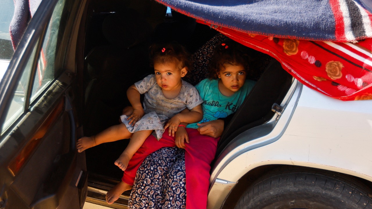 Children look on as displaced Palestinians, who fled their houses due to Israeli strikes, take shelter at Nasser hospital, in Khan Younis in the southern Gaza Strip. /Ibraheem Abu Mustafa/Reuters
