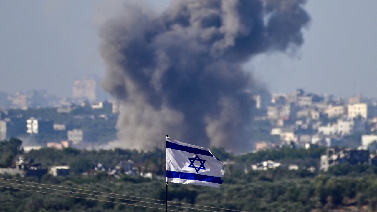 Israel's national flag on the border with the Gaza Strip. /John Macdougall/AFP