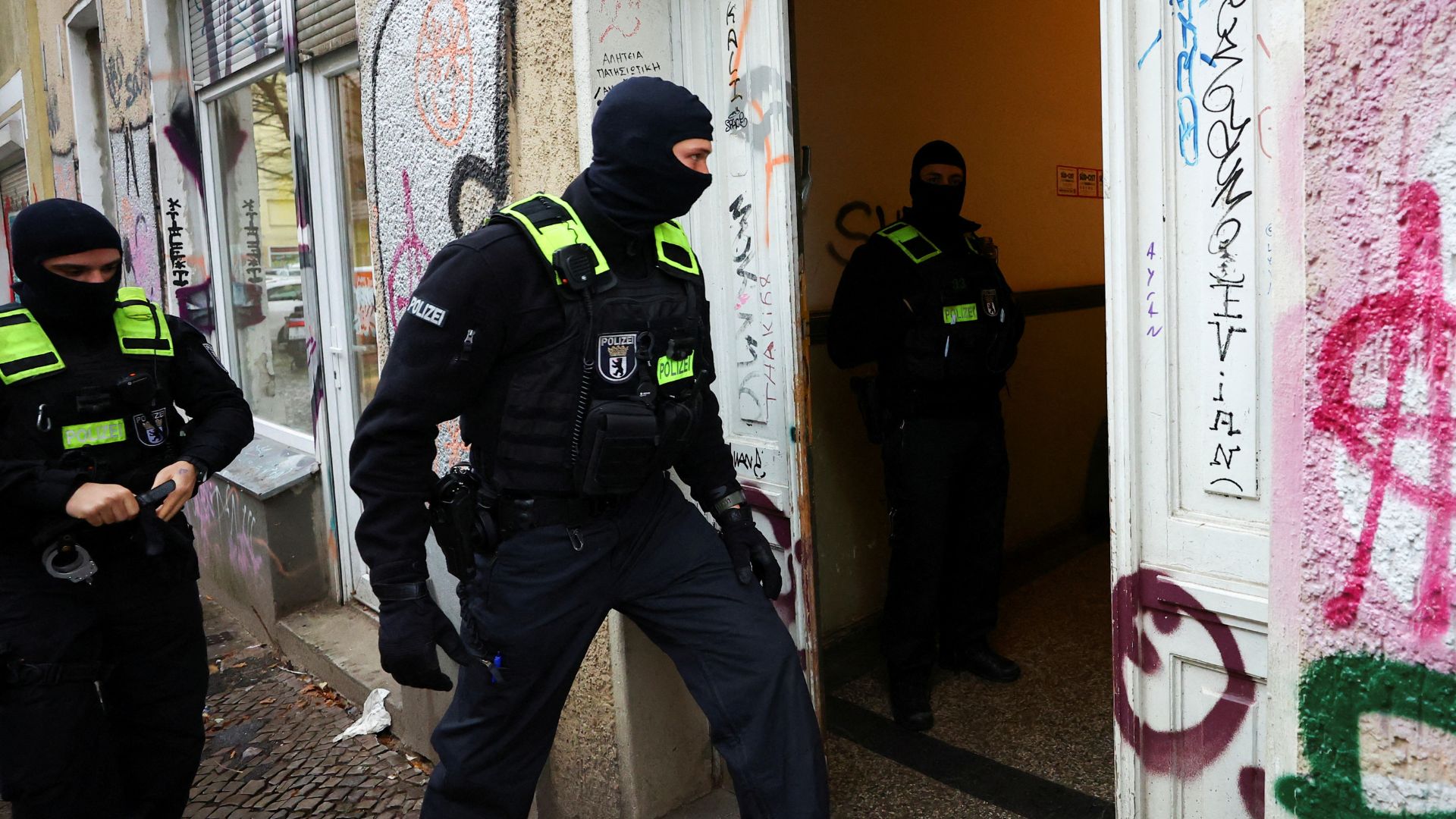 A German police officer enters an apartment building during a raid against people supporting Hamas in Berlin. /Fabrizio Bensch/Reuters

