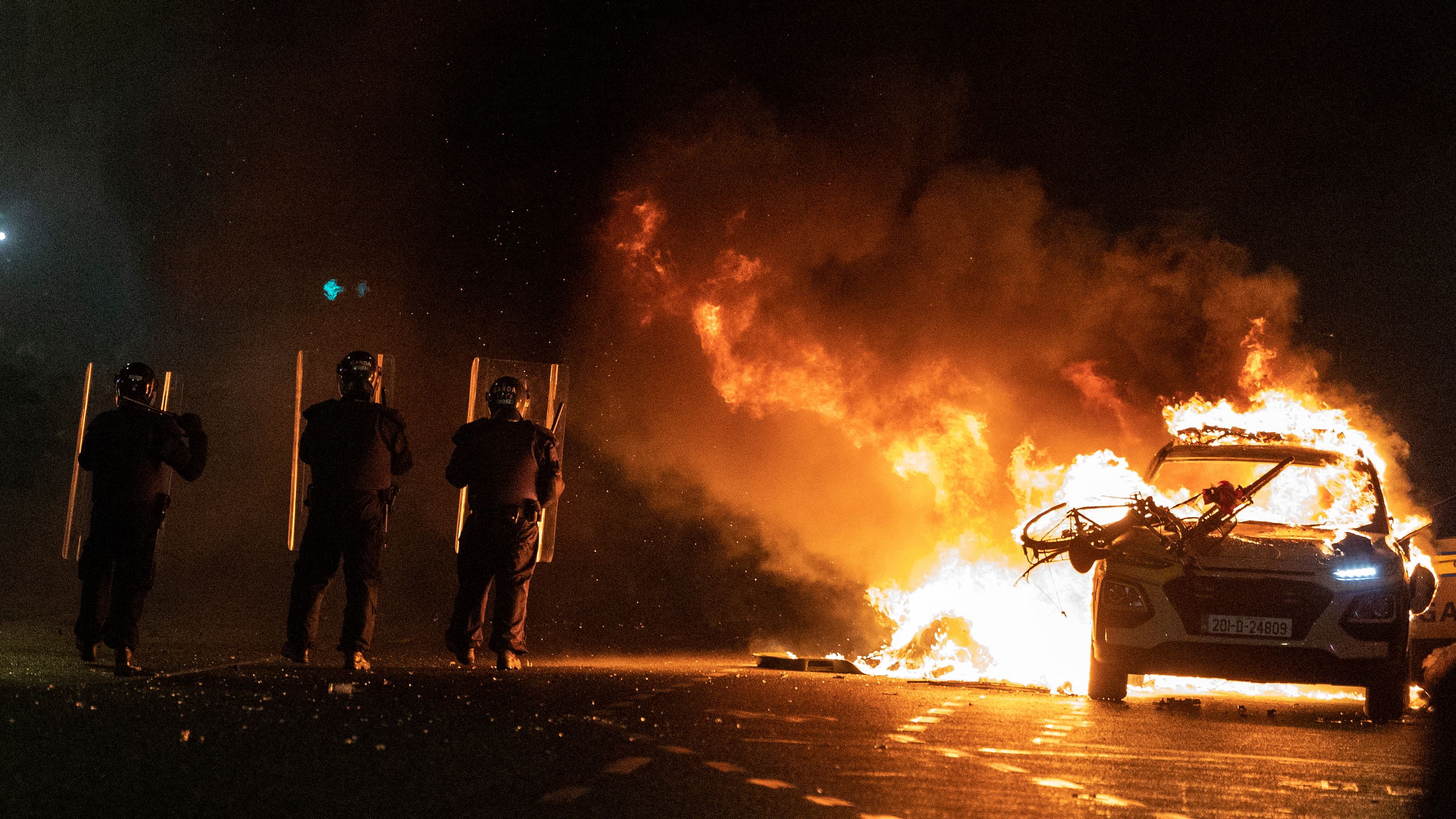 Riot police officers deal with demonstrators on Thursday night. / Clodagh Kilcoyne/Reuters