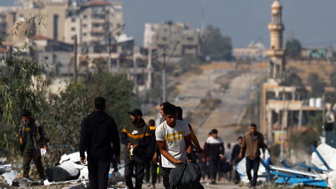 Palestinians flee Gaza City during a temporary truce between Israel and Hamas. /Ibraheem Abu Mustafa/Reuters