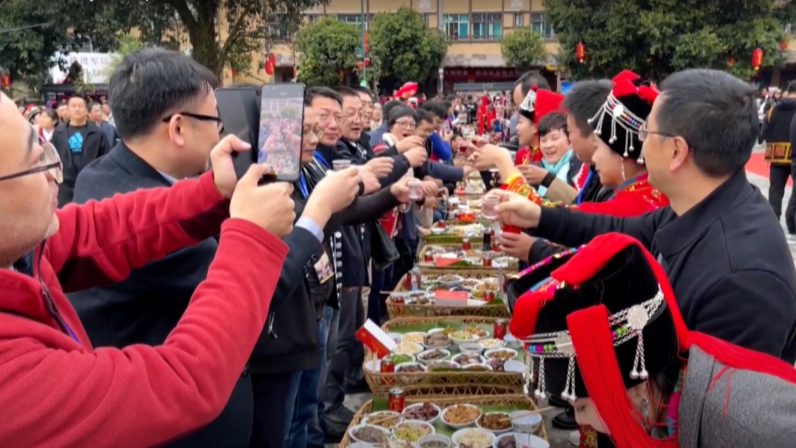 A total of 4,065 banquet tables were arranged this year for the Hani New Year banquet. /CFP