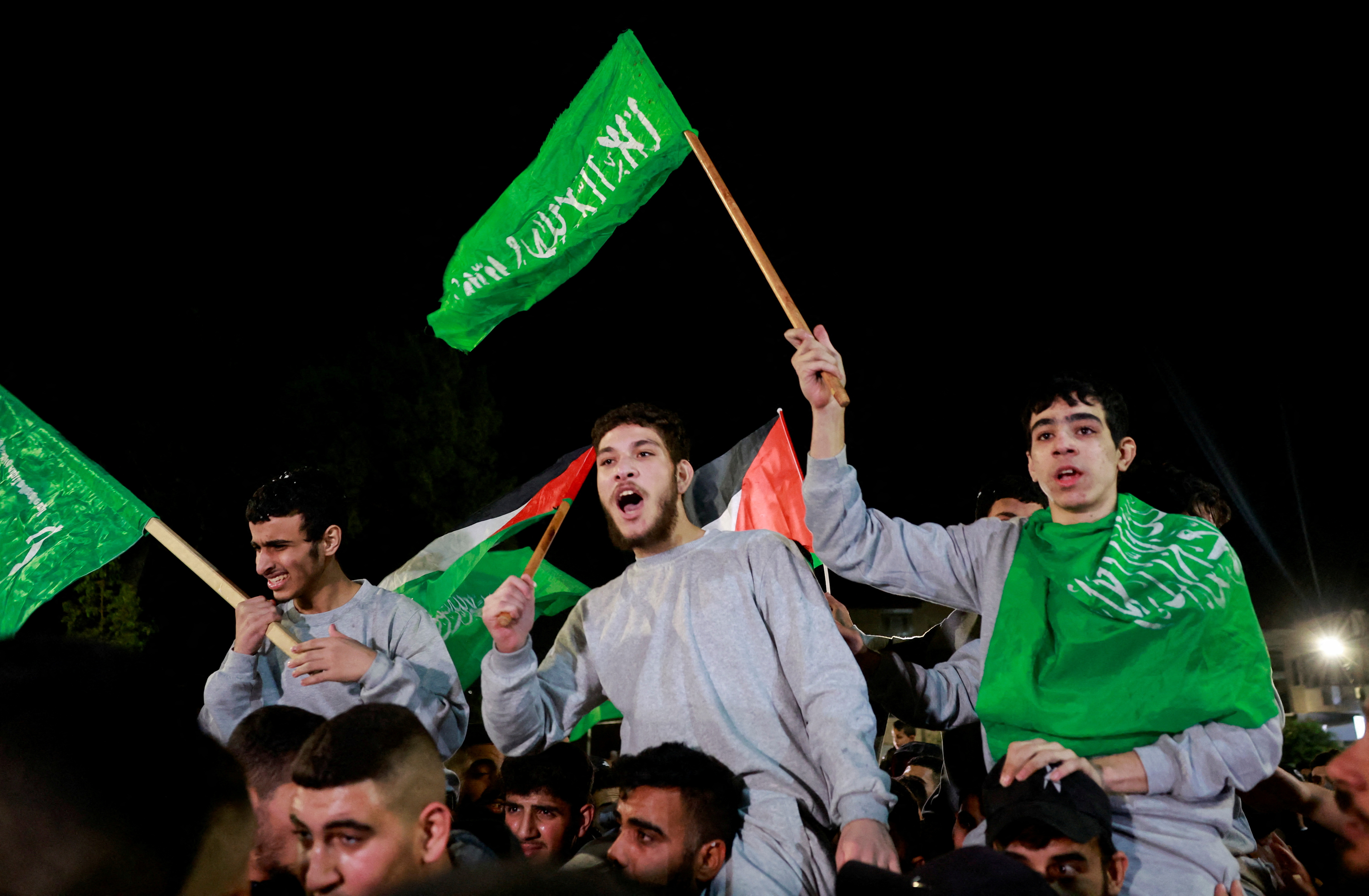 Released Palestinian prisoners wave flags as they leave the Israeli Ofer military prison. /Ammar Awad/Reuters