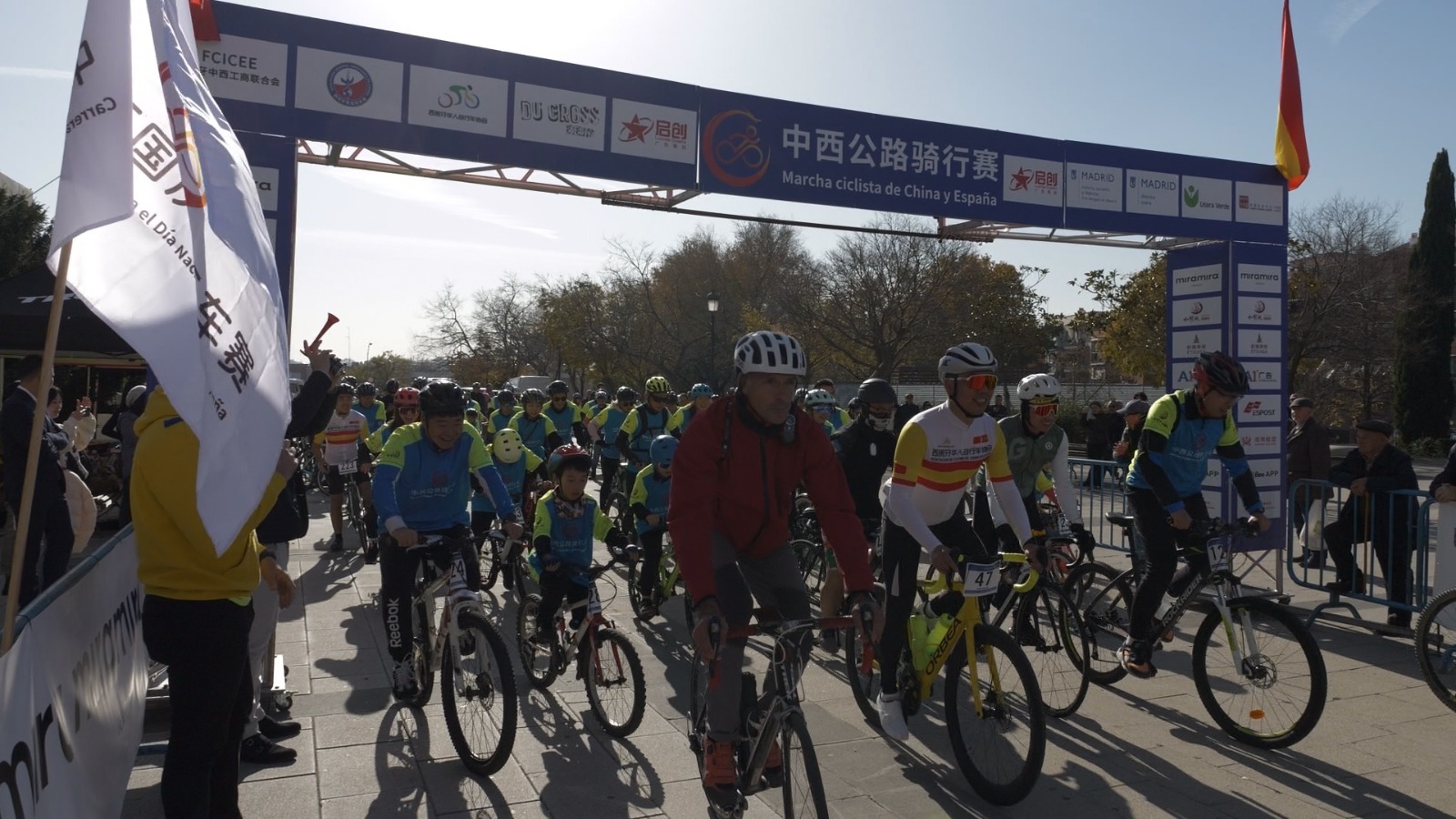 And they're off! Cyclists set out on the 85km race in the Madrid neighborhood of Usera. /CGTN