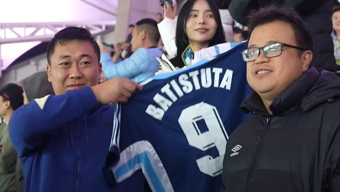 Soccer fans from across China flocked to the Wuhan Sports Center on Saturday night to watch a host of iconic football legends pull on their boots and roll back the years./CGTN.