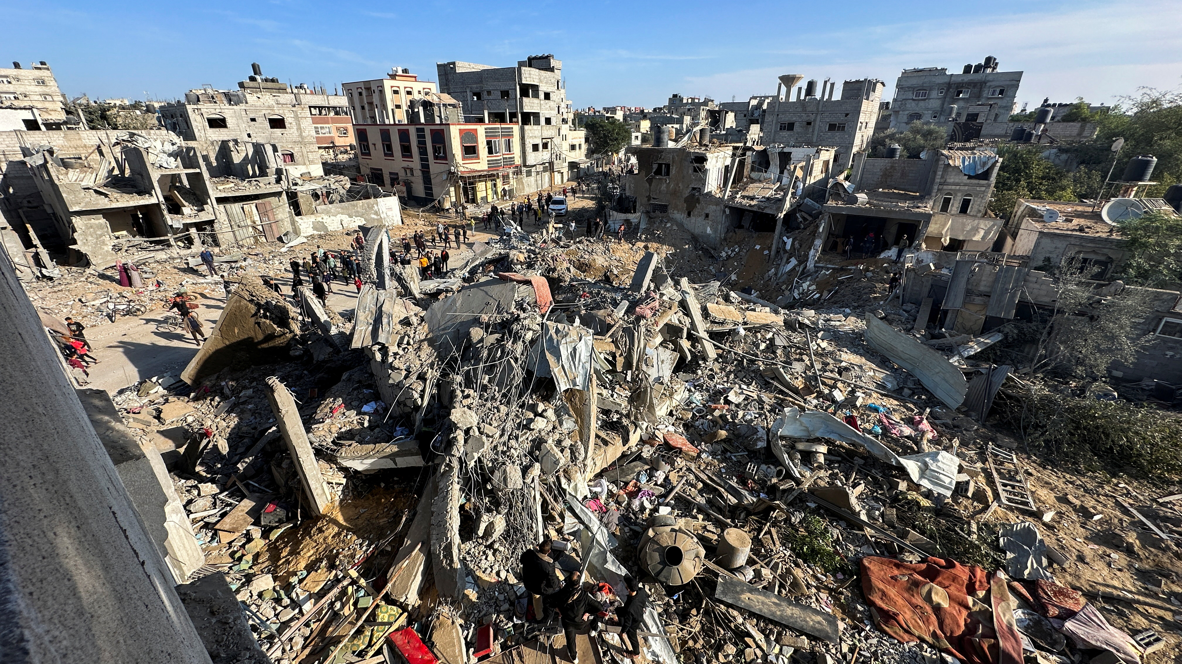 Palestinians gather at the site of an Israeli strike in Rafah, in the southern Gaza Strip. /Fadi Shana/Reuters