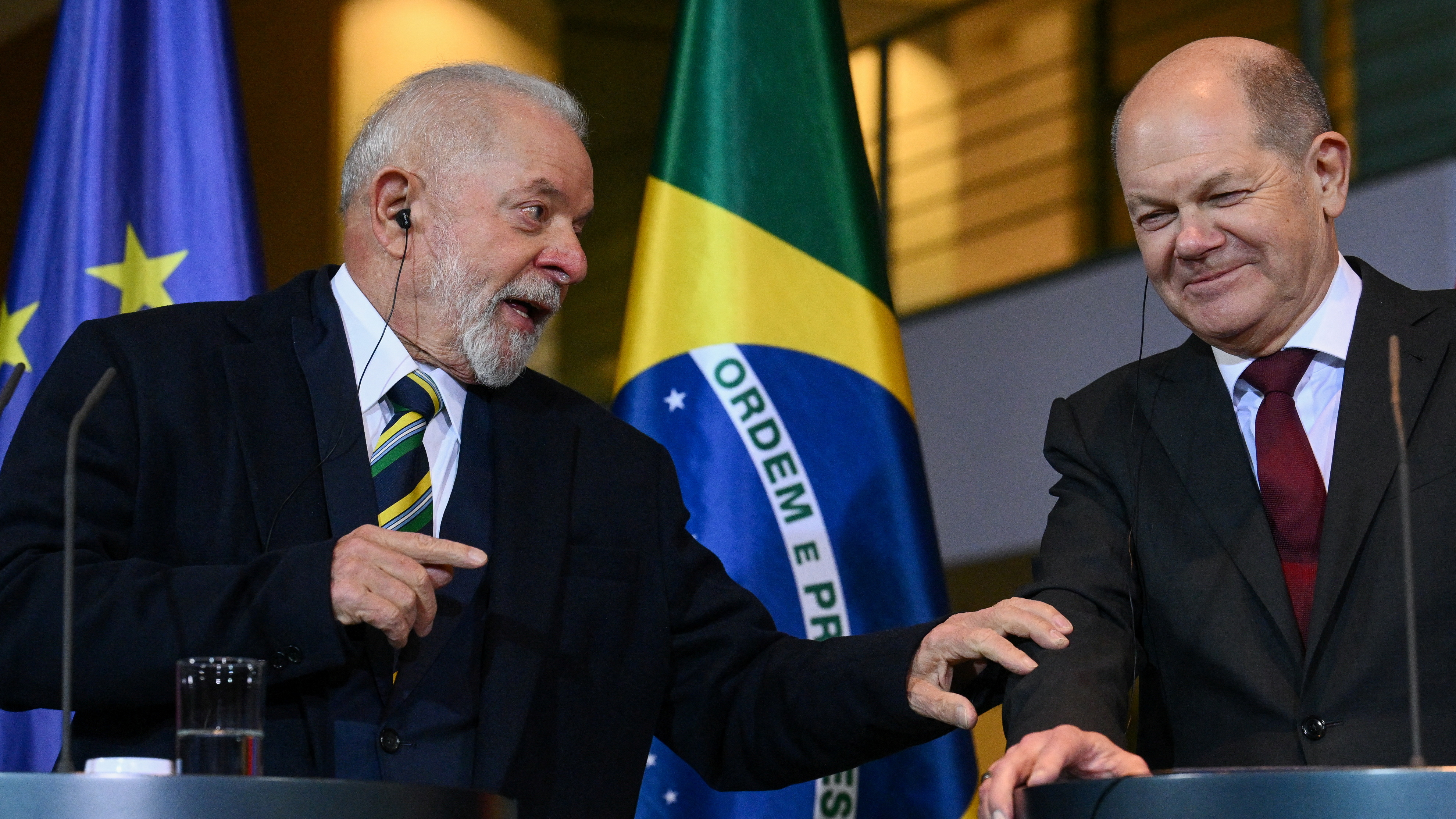 Brazil's President Luiz Inacio Lula da Silva interacts with German Chancellor Olaf Scholz as they hold a press conference at the Chancellery in Berlin on Monday. /Annegret Hilse/Reuters