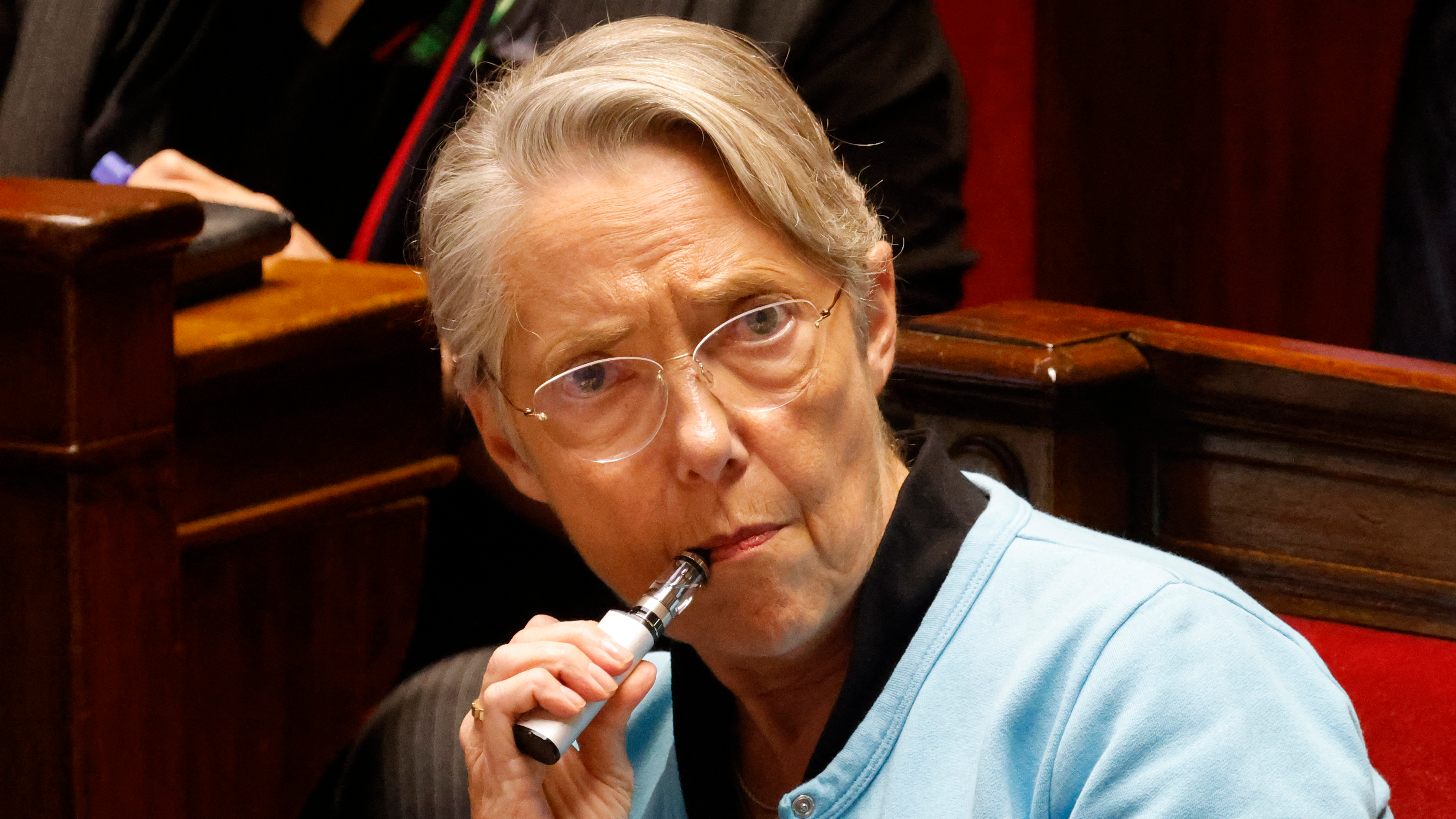 French Prime Minister Elisabeth Borne smokes an electronic cigarette at The National Assembly in Paris. /Ludovic Marin/AFP