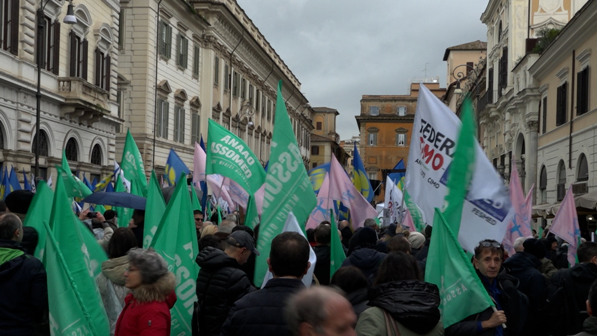 Health workers braved the rain to protest in central Rome on Tuesday. /Giles Gibson/CGTN Europe
