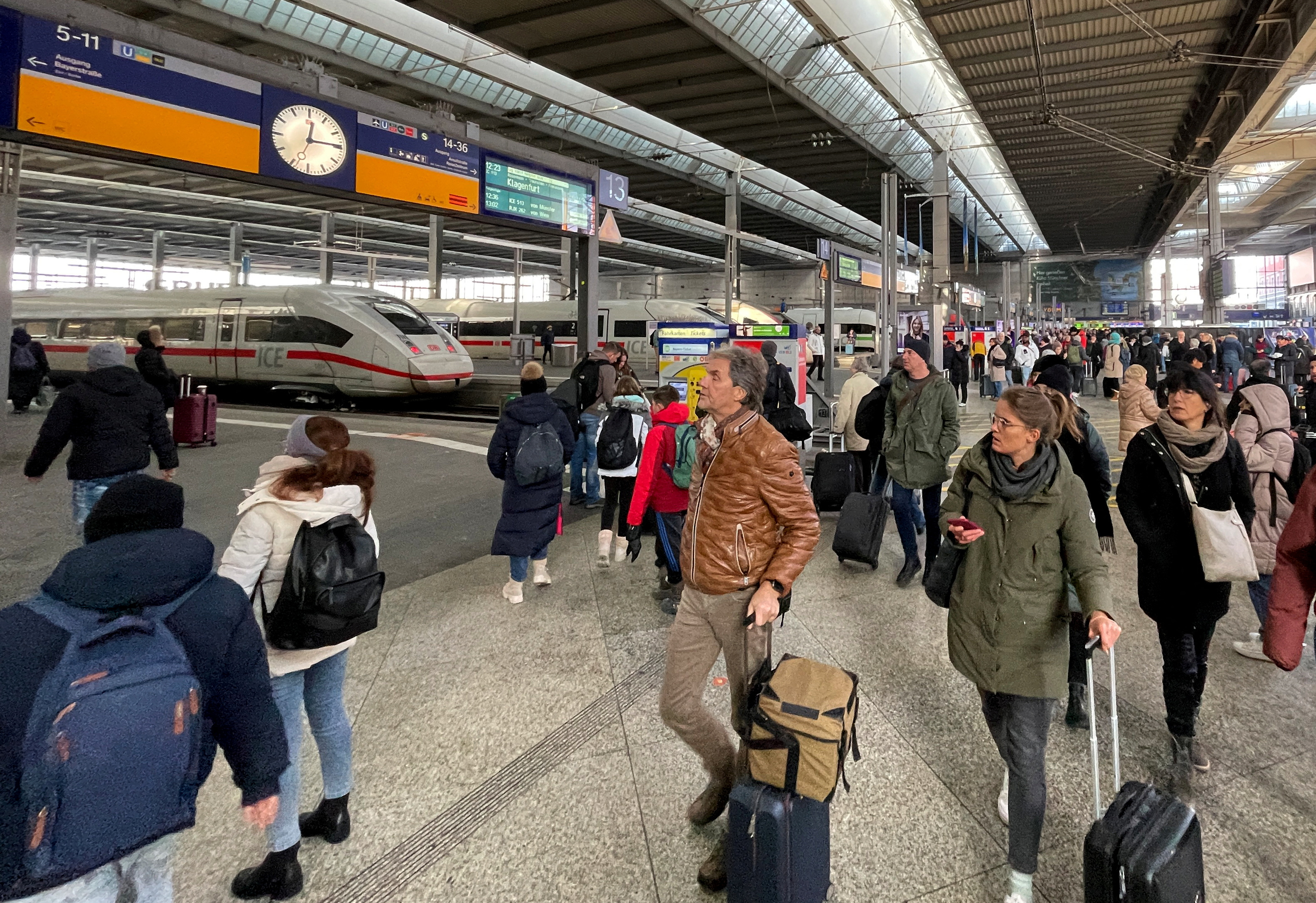Zehntausende Fahrgäste in ganz Deutschland werden voraussichtlich betroffen sein, nachdem die Lokführergewerkschaft des Landes überraschend einen Streik angekündigt hat.  /Reuters/Louisa Off.