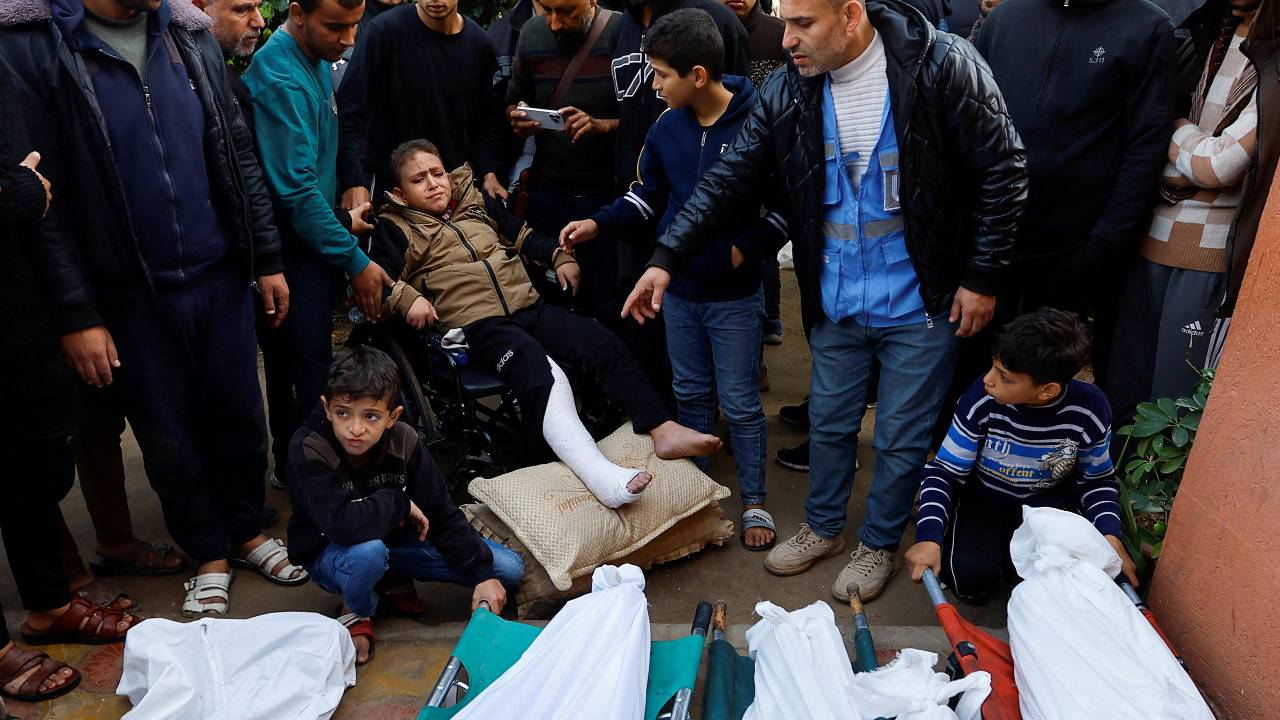 A funeral takes place for a family killed in an Israeli airstike at Nasser hospital in Khan Younis, in the southern Gaza Strip. /Ibraheem Abu Mustafa/Reuters