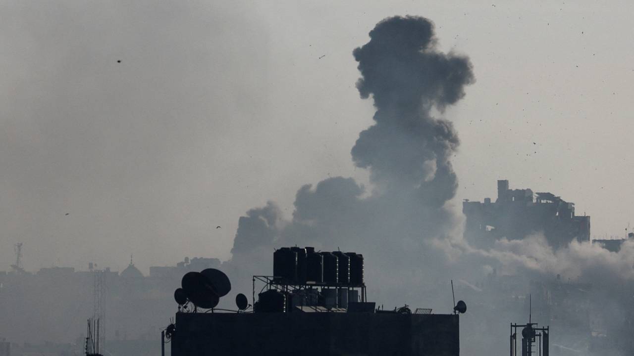 Smoke rises after Israeli strikes in the southern Gaza Strip. /Ibraheem Abu Mustafa/Reuters