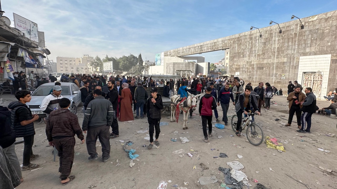 Displaced Palestinians gather in the yard of Gaza's Al-Shifa hospital. /AFP