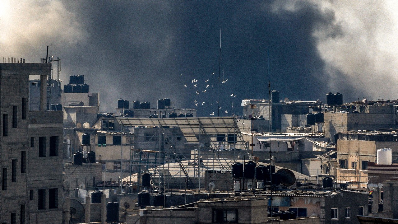 Smoke billows following Israeli bombardment on a position along the border between the southern Gaza Strip and northeastern Egypt. /Mahmud Hams/AFP