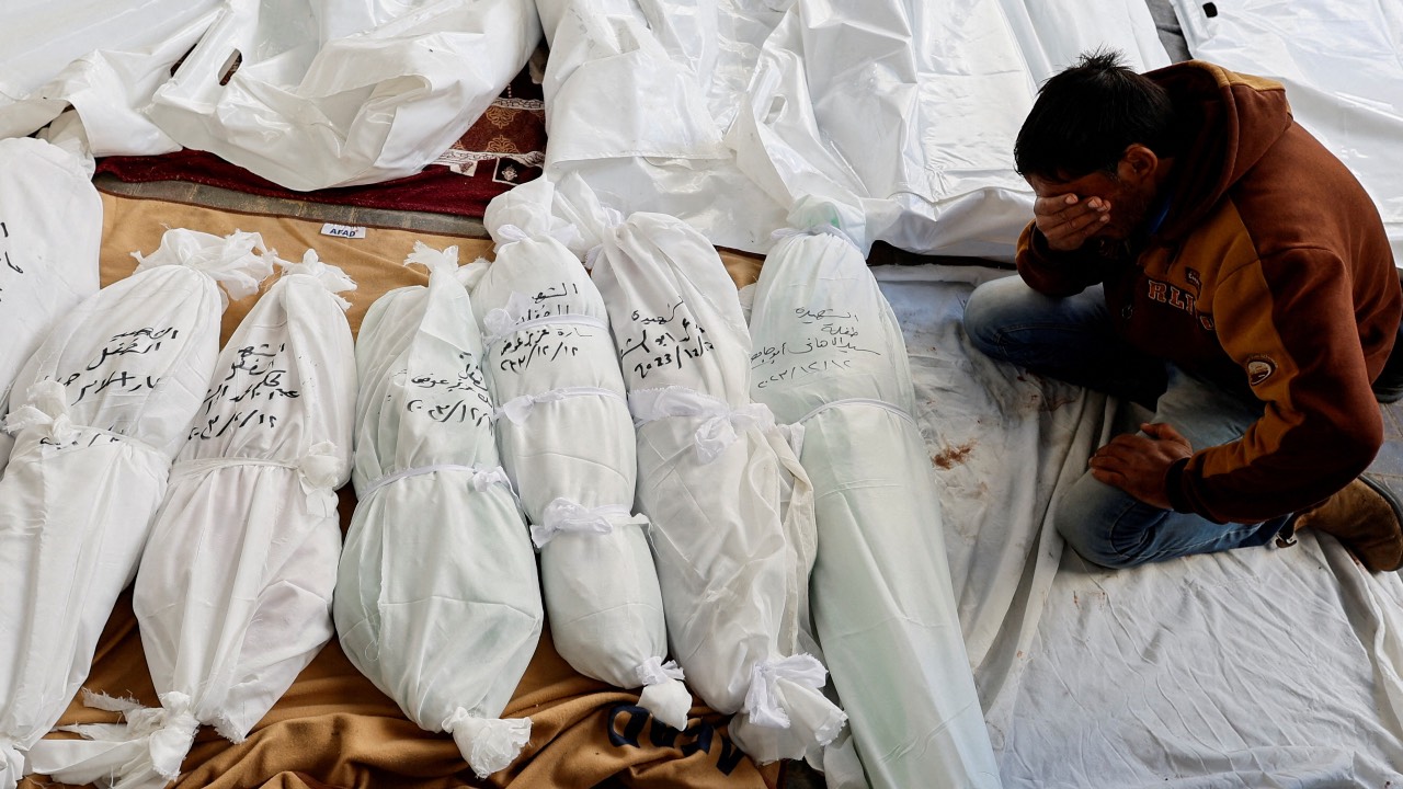 A mourner reacts next to the bodies of Palestinians killed in Israeli strikes, at Abu Yossef Al-Najar hospital, in Rafah. /Mohammed Salem/Reuters